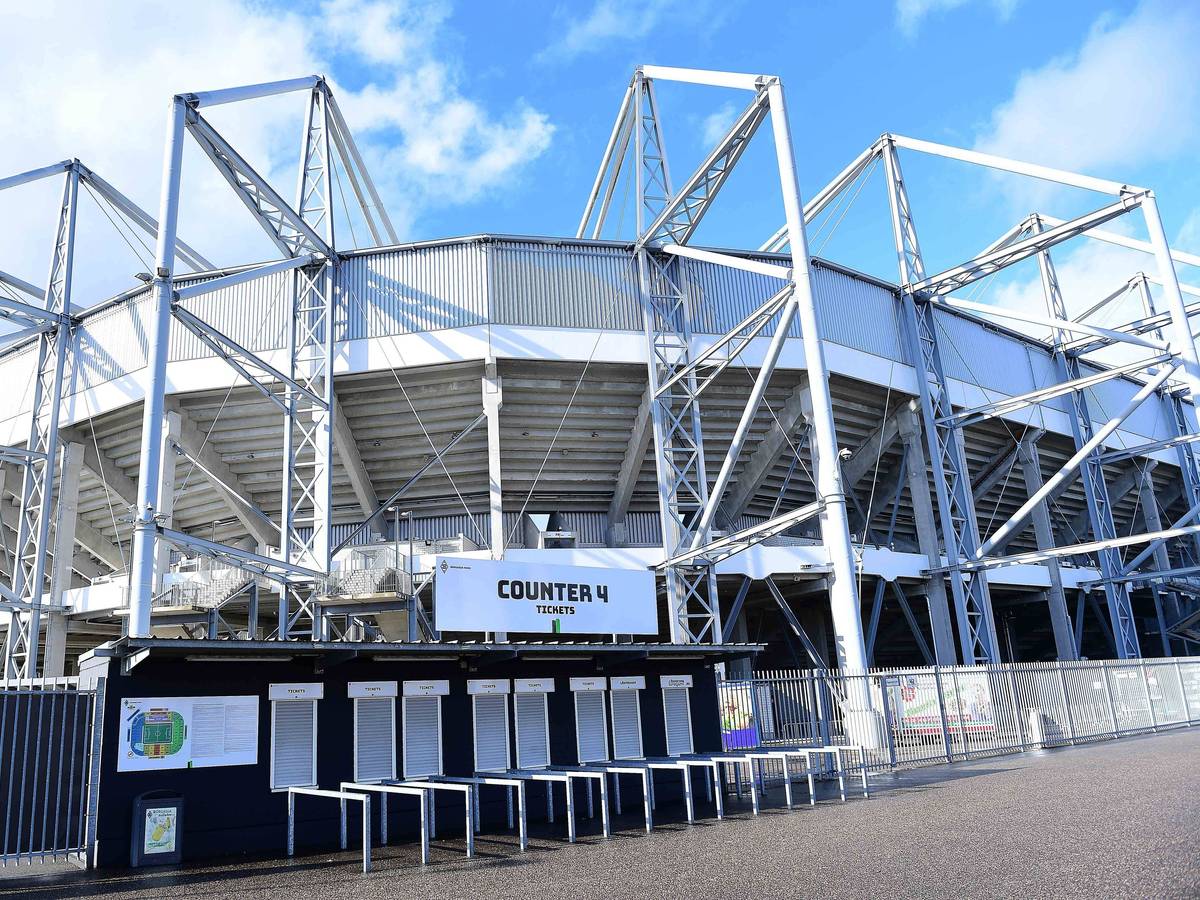 Das Stadion von Borussia Mönchengladbach, der Borussia-Park, hier am 10. März 2020, von der Seite mit Blick auf den Ticketshop "Counter 4".