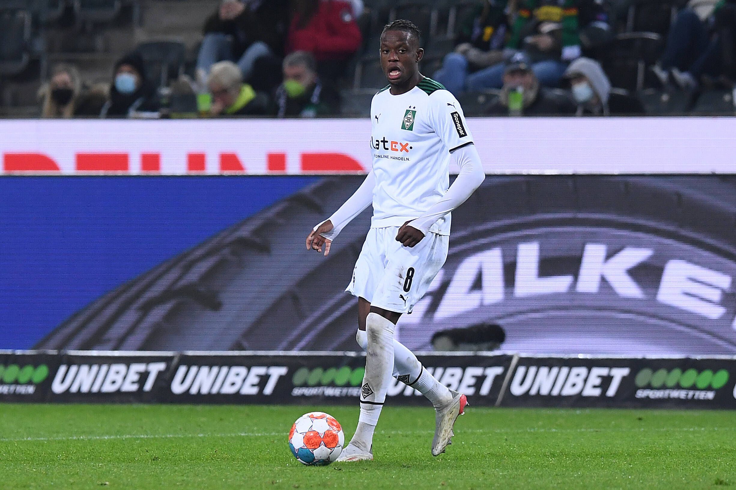 Denis Zakaria von Borussia Mönchengladbach, läuft mit dem Ball am Fuß über das Feld im Bundesligaspiel gegen den SC Freiburg am 5. Dezember 2021.