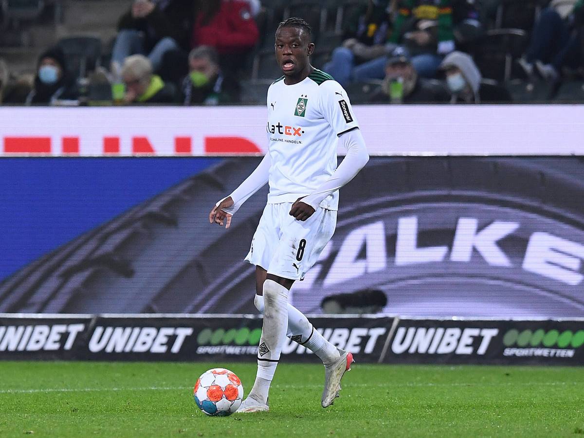 Denis Zakaria von Borussia Mönchengladbach, läuft mit dem Ball am Fuß über das Feld im Bundesligaspiel gegen den SC Freiburg am 5. Dezember 2021.