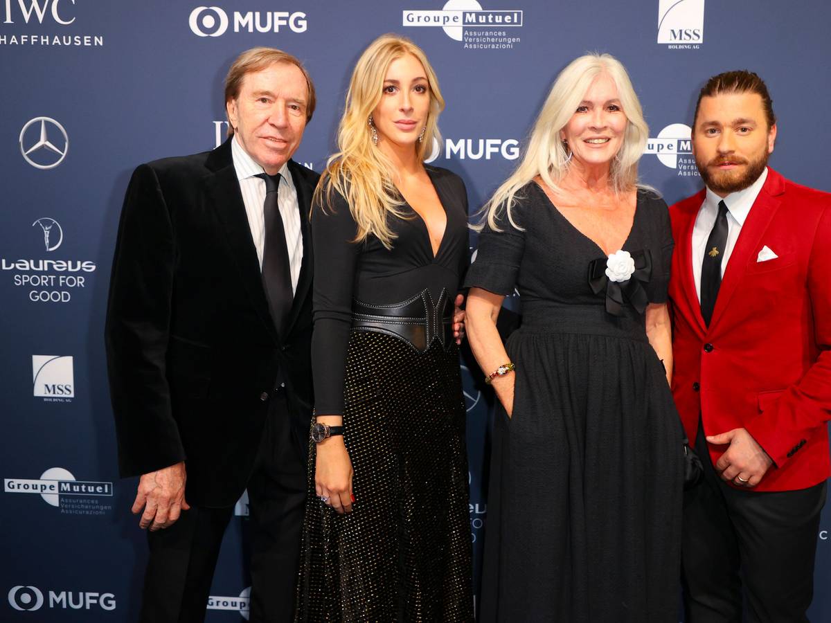 Günter Netzer, Alana Netzer, Günters Ehefrau Elvira und Alanas Ehemann Baschi (v.l.n.r.) bei einer Wohltätigkeitsveranstaltung in Zürich am 13. November 2021.