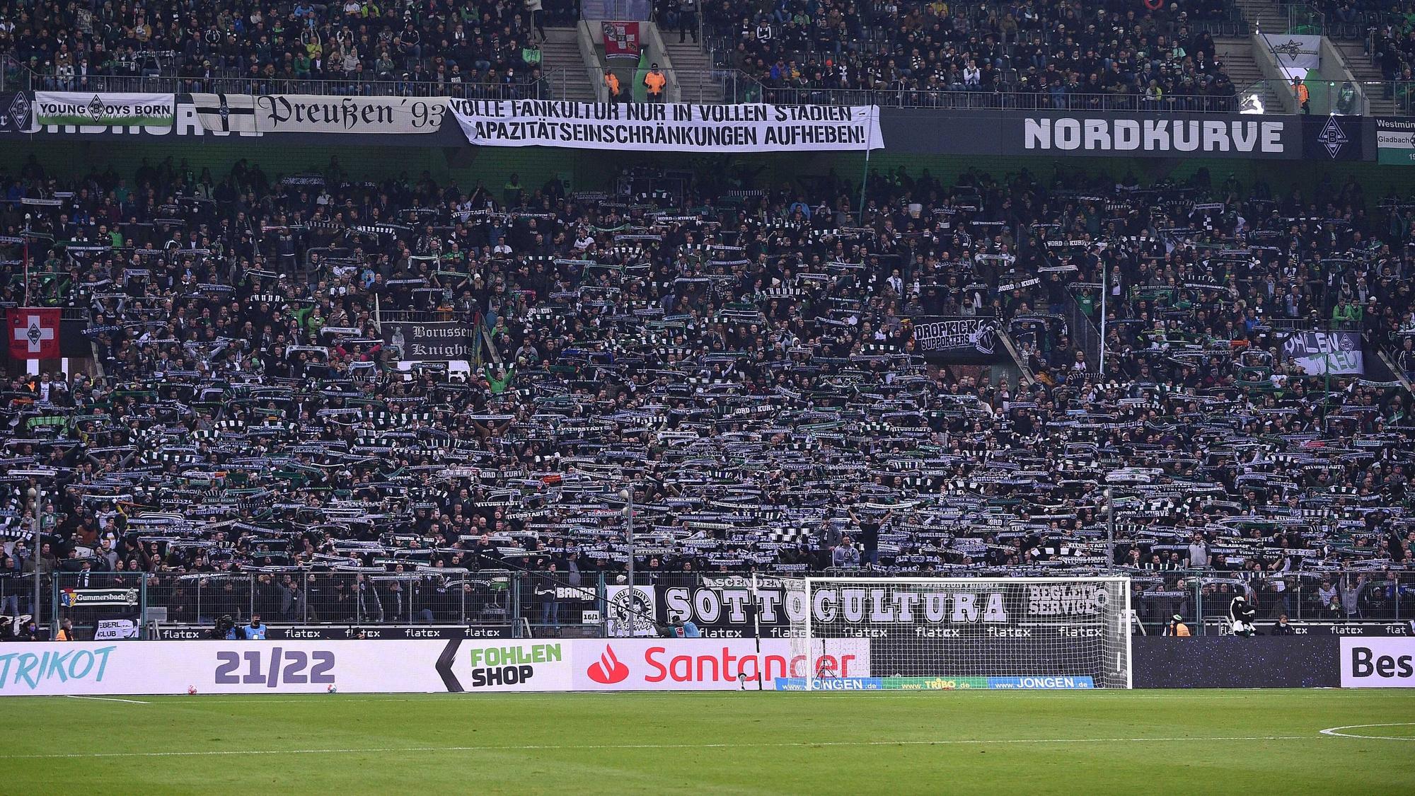 Die Nordkurve im Borussia-Park beim Bundesligaspiel zwischen Borussia Mönchengladbach und Greuther Fürth am 20.November 2021.