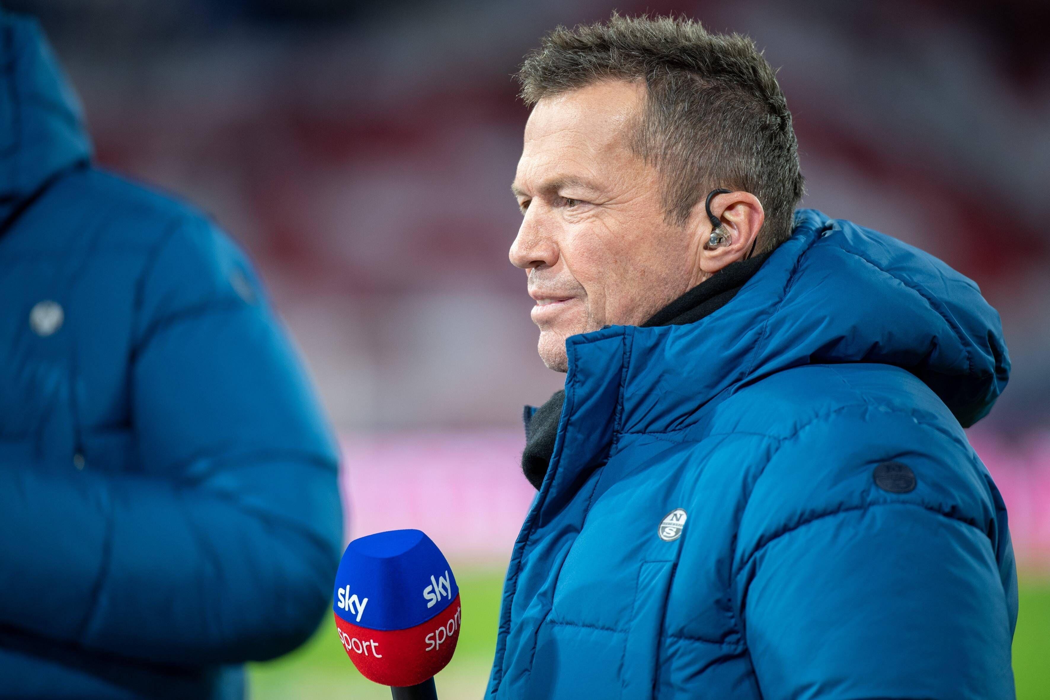 Lothar Matthäus, Ex-Spieler von Borussia Mönchengladbach als Sky-Experte am Mikrofon beim Spiel des FC Bayern München gegen Arminia Bielefeld am 27. November 2021.