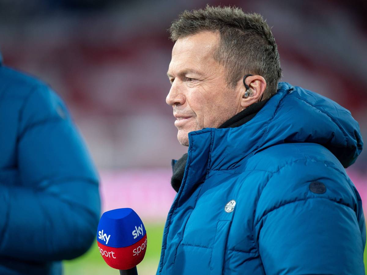 Lothar Matthäus, Ex-Spieler von Borussia Mönchengladbach als Sky-Experte am Mikrofon beim Spiel des FC Bayern München gegen Arminia Bielefeld am 27. November 2021.