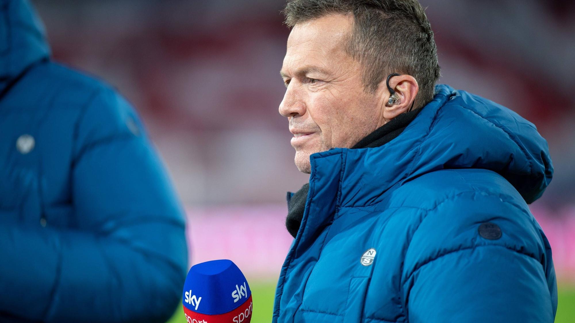 Lothar Matthäus, Ex-Spieler von Borussia Mönchengladbach als Sky-Experte am Mikrofon beim Spiel des FC Bayern München gegen Arminia Bielefeld am 27. November 2021.