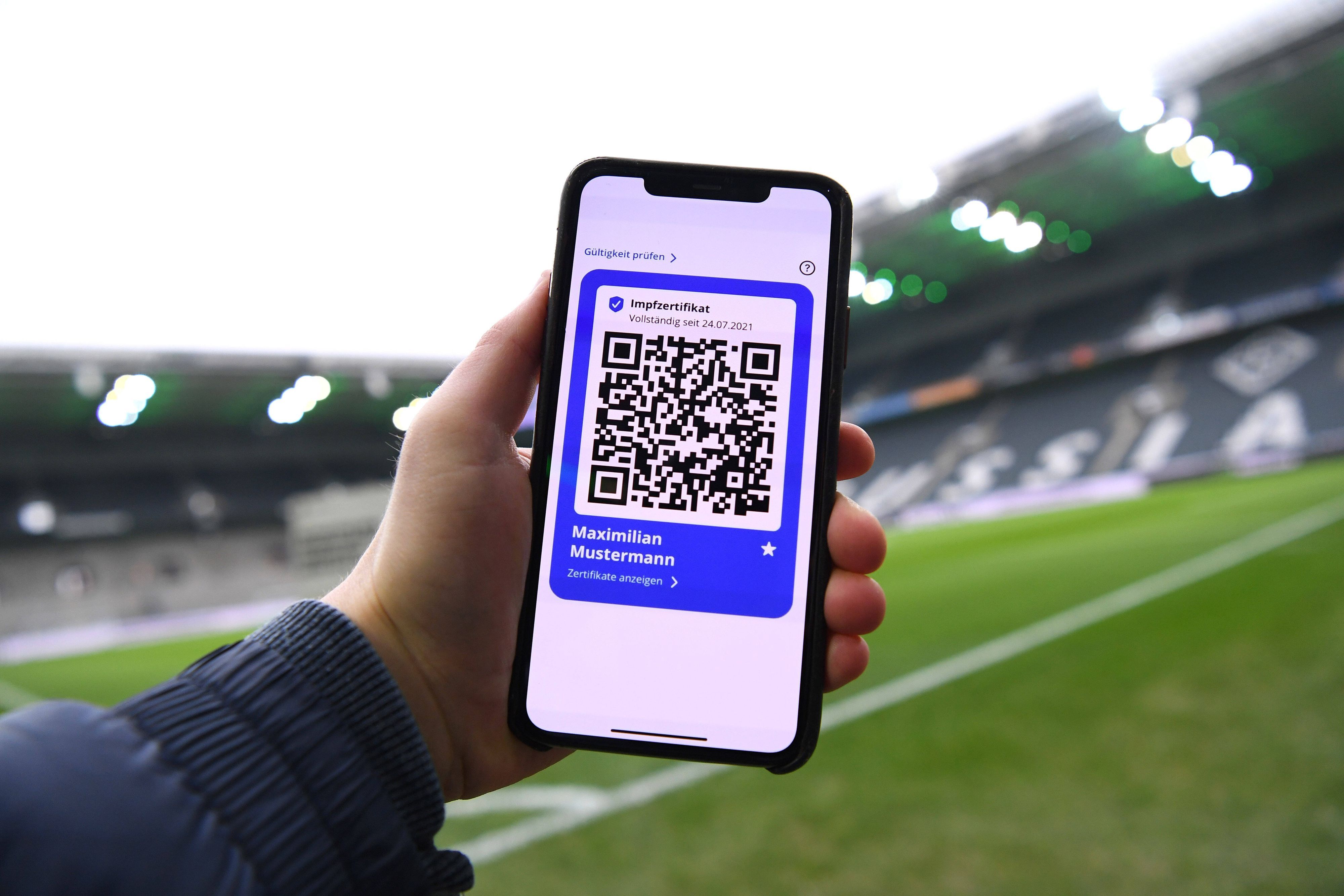 Ein Handy mit Impf-Zertifikat im Borussia-Park.