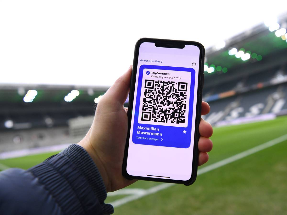 Ein Handy mit Impf-Zertifikat im Borussia-Park.