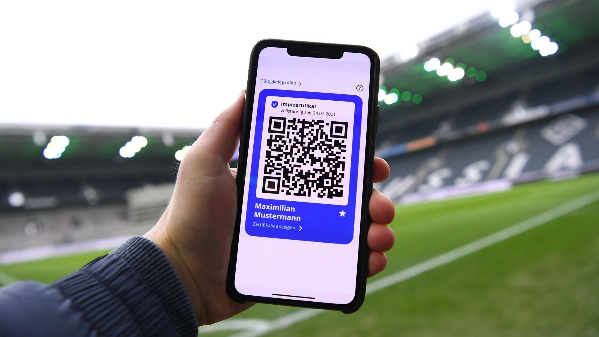 Ein Handy mit Impf-Zertifikat im Borussia-Park.