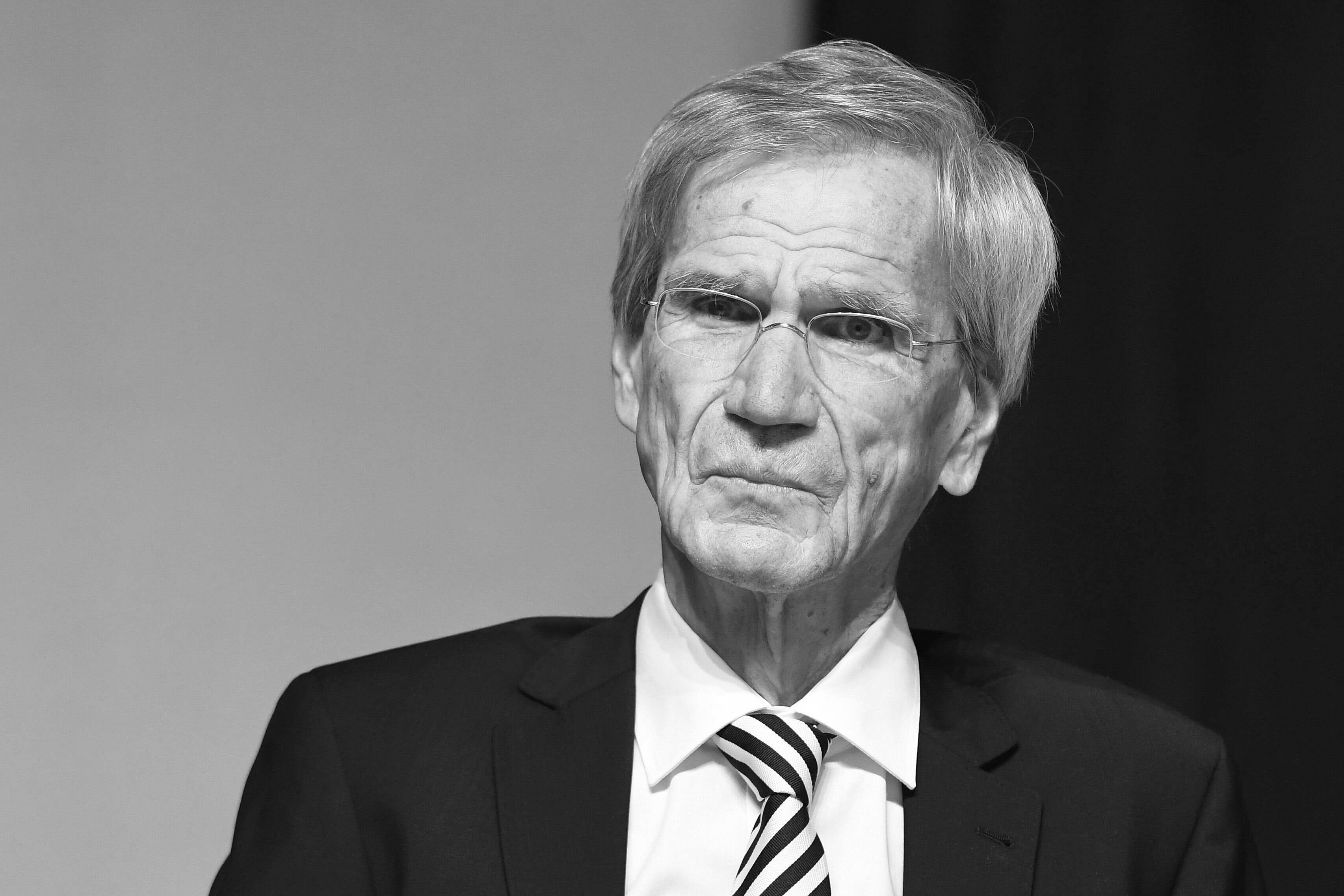 Gladbachs Vizepräsident Siegfried Söllner ist am Donnerstag (9. Dezember 2021) verstorben. Bei der Mitgliederversammlung von Borussia Mönchengladbach am 10. August saß er noch auf der Bühne neben den Präsidiums-Kollegen. Söllner blickt ins Publikum auf der Südtribüne.