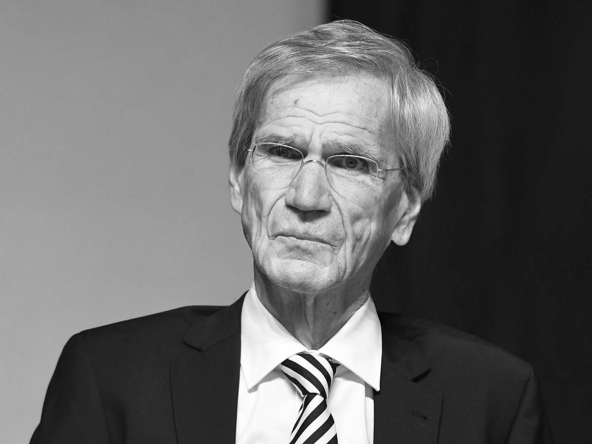 Gladbachs Vizepräsident Siegfried Söllner ist am Donnerstag (9. Dezember 2021) verstorben. Bei der Mitgliederversammlung von Borussia Mönchengladbach am 10. August saß er noch auf der Bühne neben den Präsidiums-Kollegen. Söllner blickt ins Publikum auf der Südtribüne.