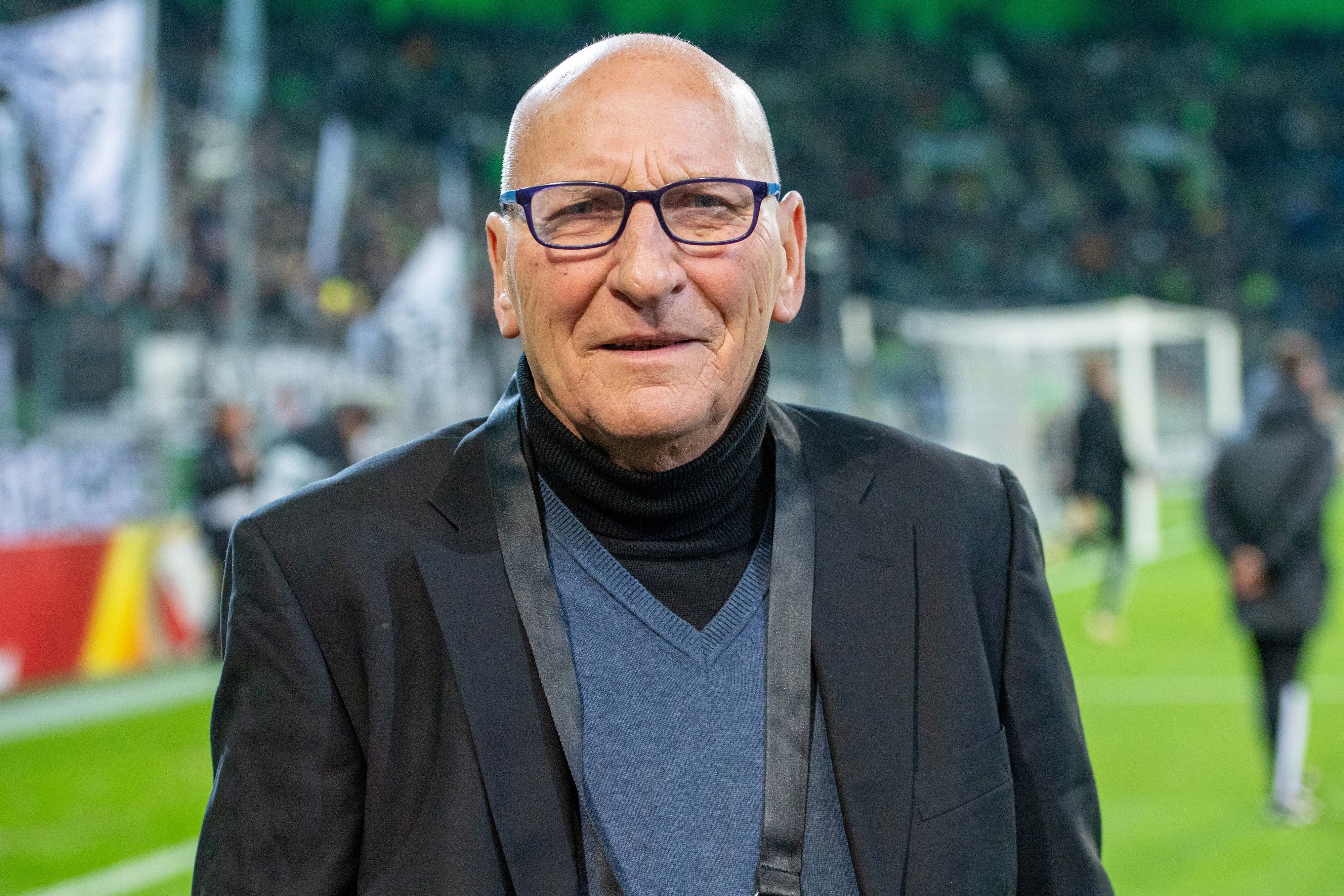 Wolfgang Kleff, ehemaliger Meisterspieler und Nationaltorhüter von Borussia Mönchengladbach, am 7. November 2019 im Borussia-Park. Kleff lächelt und blickt in die Fotografenkamera.