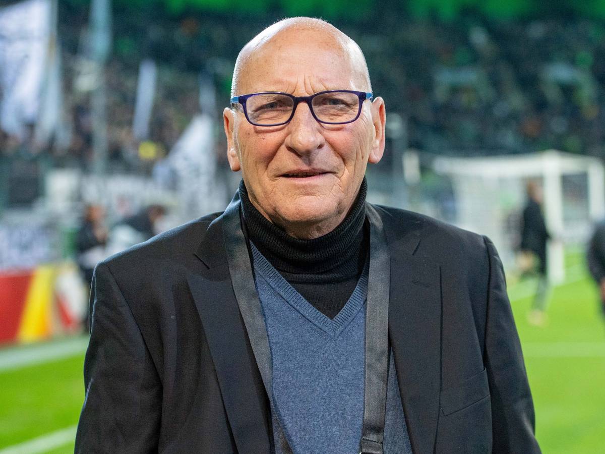 Wolfgang Kleff, ehemaliger Meisterspieler und Nationaltorhüter von Borussia Mönchengladbach, am 7. November 2019 im Borussia-Park. Kleff lächelt und blickt in die Fotografenkamera.