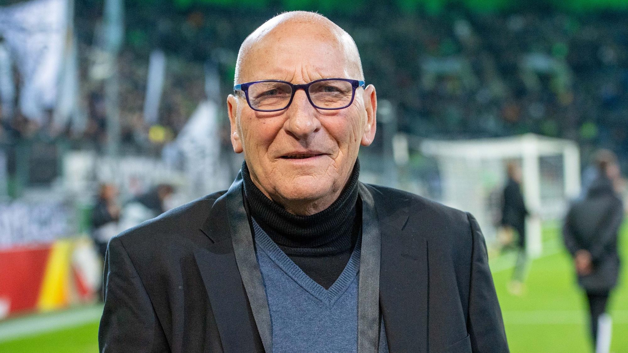 Wolfgang Kleff, ehemaliger Meisterspieler und Nationaltorhüter von Borussia Mönchengladbach, am 7. November 2019 im Borussia-Park. Kleff lächelt und blickt in die Fotografenkamera.