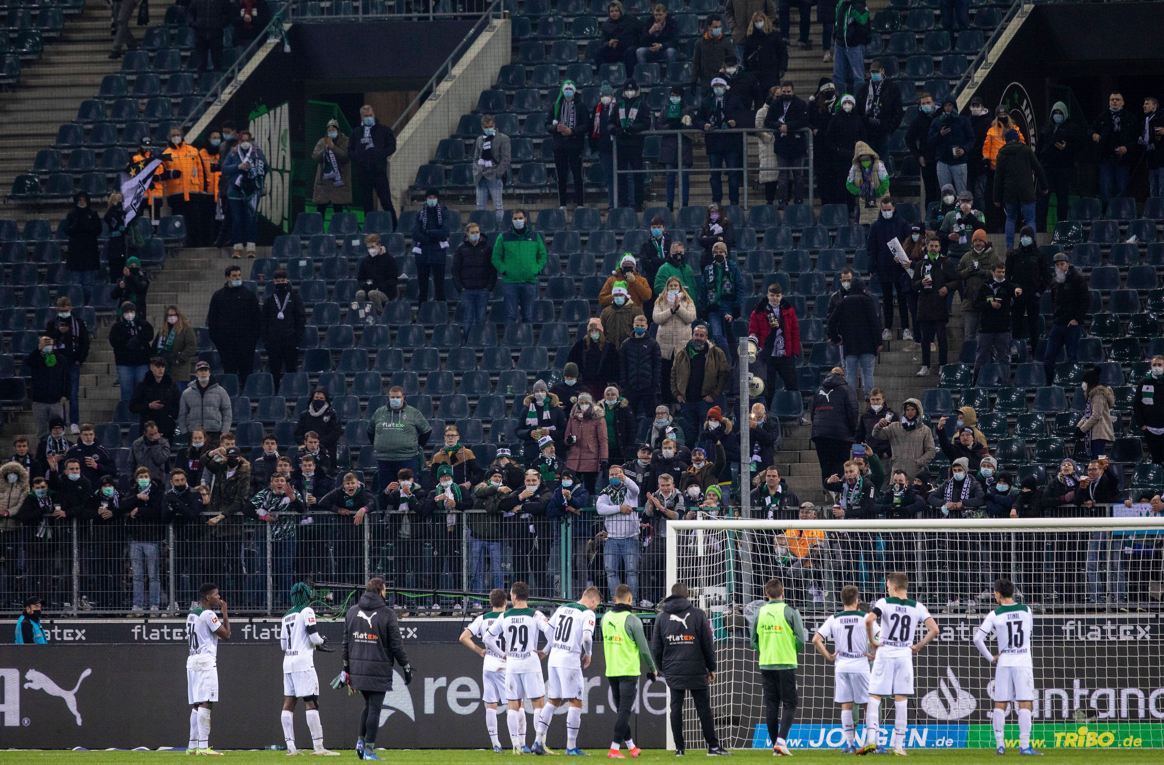 Nach der 0:6-Heim-Klatsche gegen den SC Freiburg stellen sich Spieler von Borussia Mönchengladbach am 5. Dezember den Fans in der Nordkurve im Borussia-Park. Einige Fans sind sichtlich sauer, die Spieler blicken ratlos um sich.