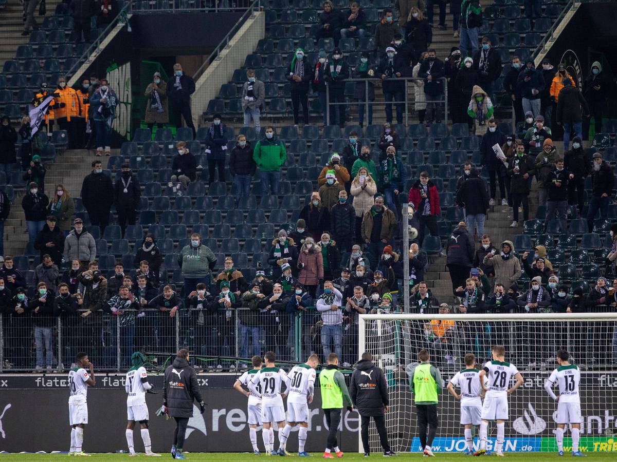 Nach der 0:6-Heim-Klatsche gegen den SC Freiburg stellen sich Spieler von Borussia Mönchengladbach am 5. Dezember den Fans in der Nordkurve im Borussia-Park. Einige Fans sind sichtlich sauer, die Spieler blicken ratlos um sich.