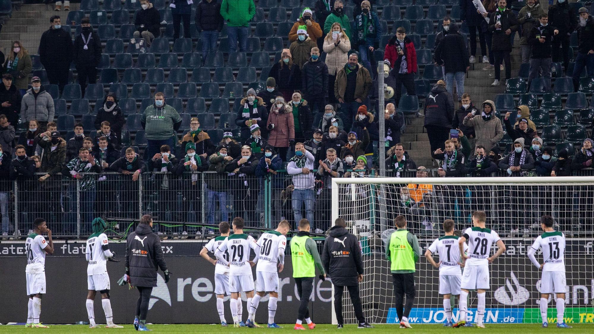 Nach der 0:6-Heim-Klatsche gegen den SC Freiburg stellen sich Spieler von Borussia Mönchengladbach am 5. Dezember den Fans in der Nordkurve im Borussia-Park. Einige Fans sind sichtlich sauer, die Spieler blicken ratlos um sich.