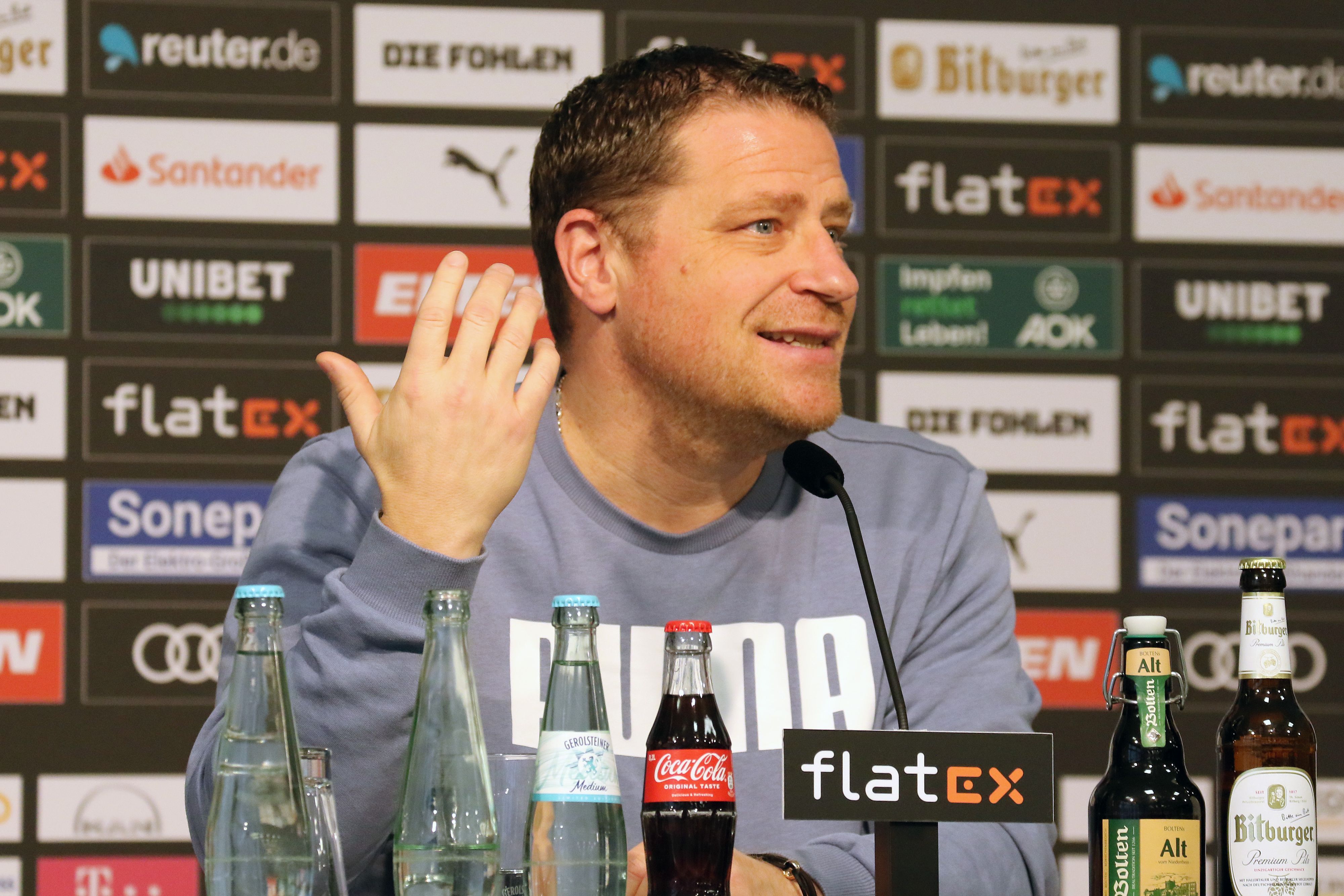 Max Eberl, Manager von Borussia Mönchengladbach, bei einer Pressekonferenz im Borussia-Park am 9. Dezember 2021. Eberl gestikuliert mit dem rechten Arm.