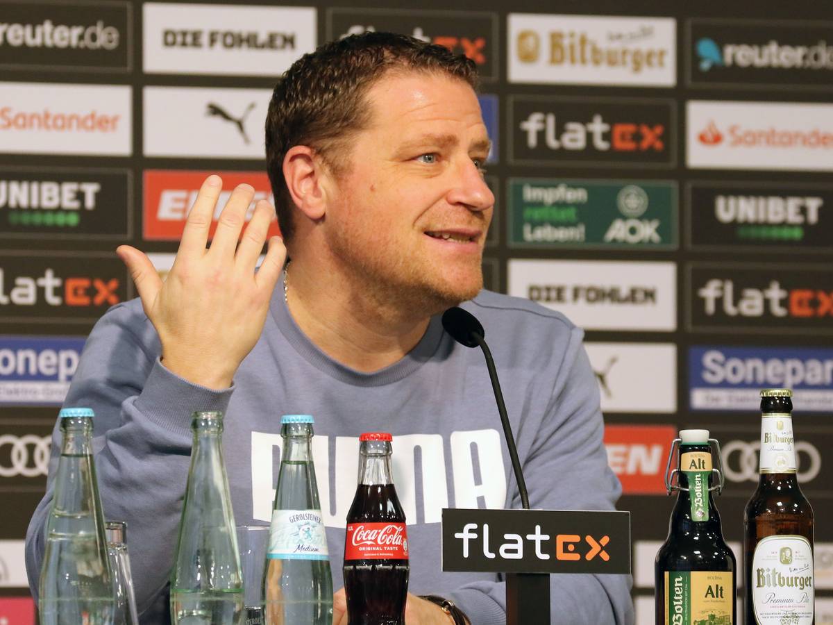 Max Eberl, Manager von Borussia Mönchengladbach, bei einer Pressekonferenz im Borussia-Park am 9. Dezember 2021. Eberl gestikuliert mit dem rechten Arm.