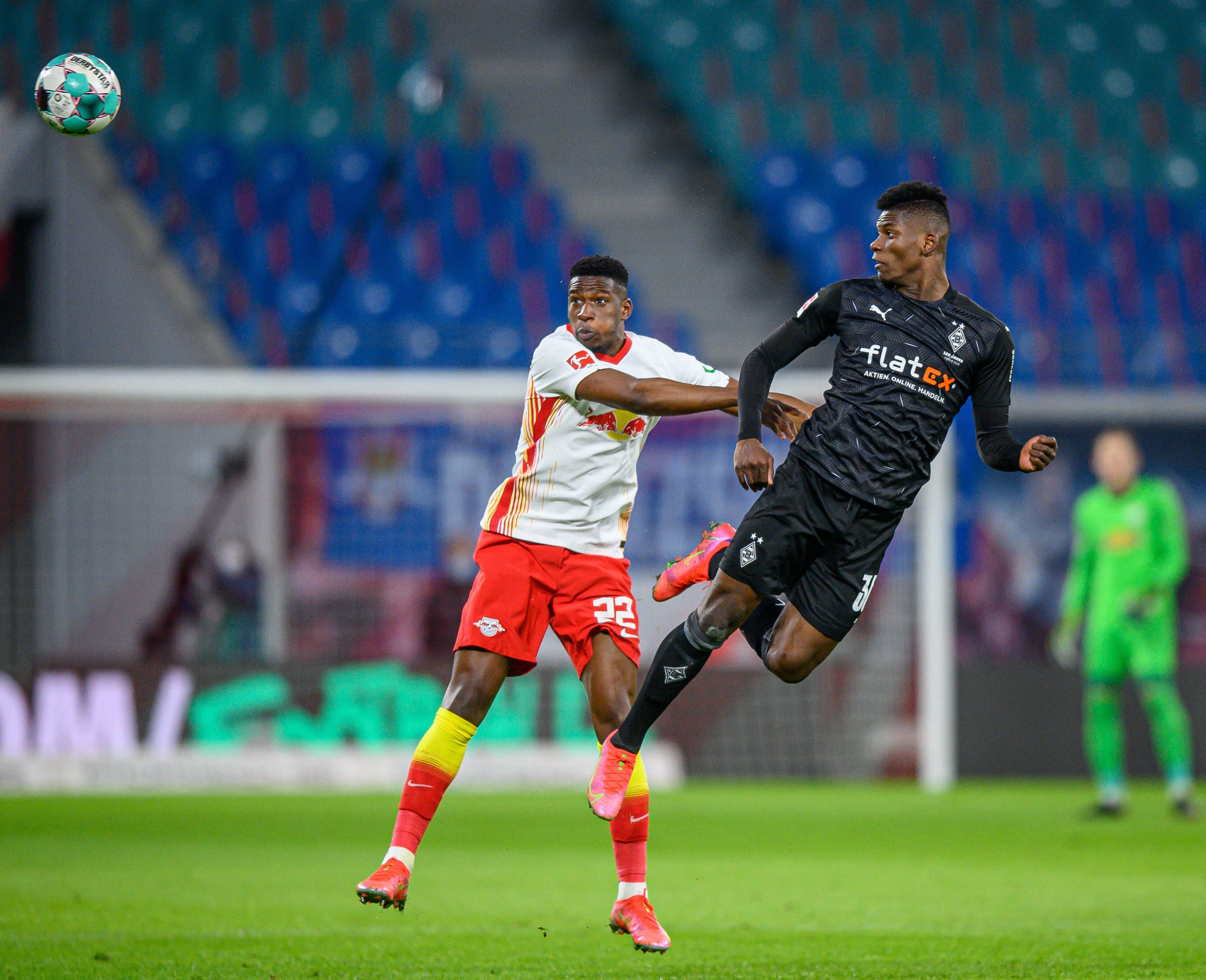 Leipzigs Nordi Mukiele (l.) drückt Breel Embolo (r.) von Borussia Mönchengladbach im Duell der beiden Teams am 27. Februar 2021 von sich.