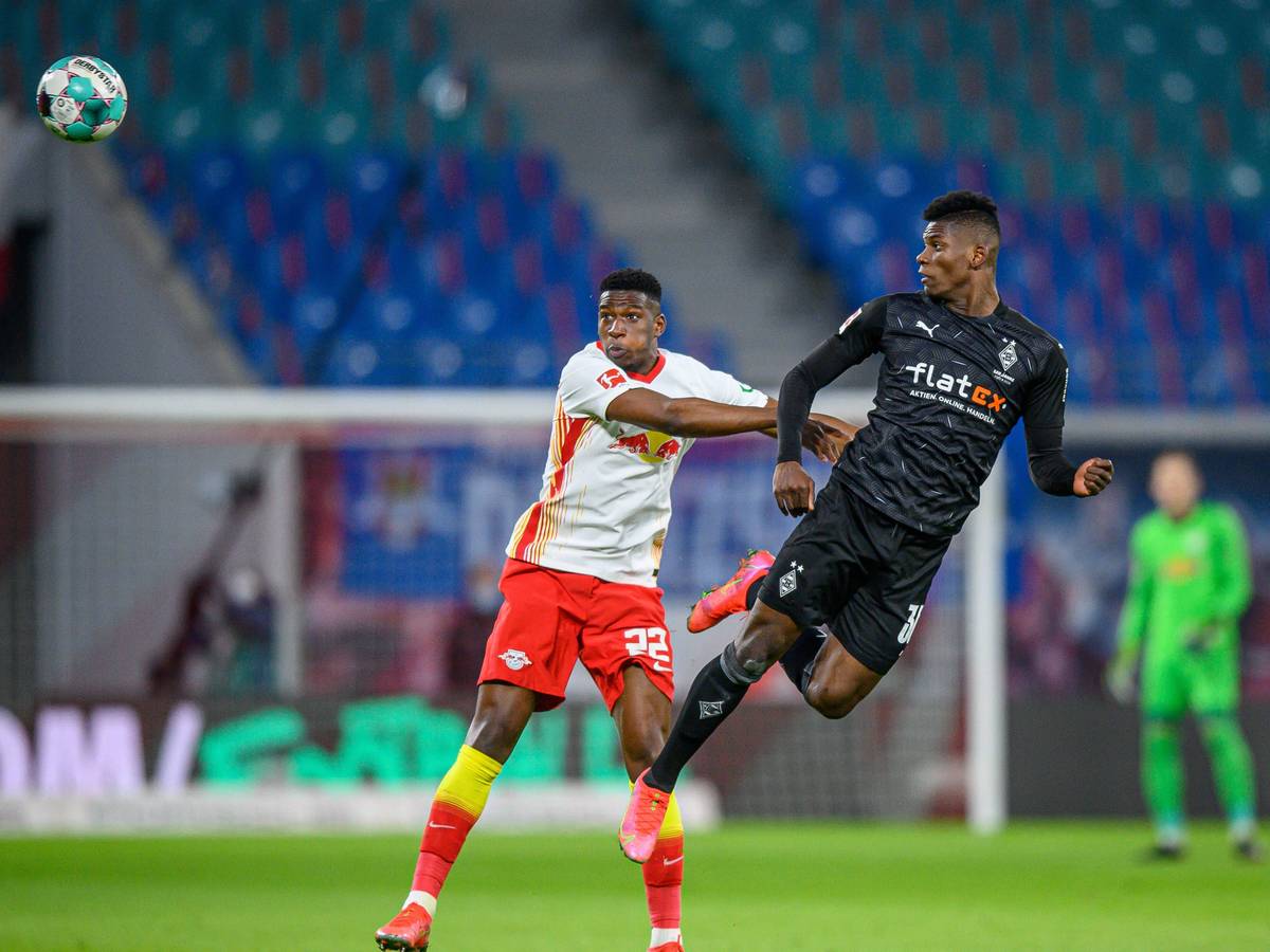 Leipzigs Nordi Mukiele (l.) drückt Breel Embolo (r.) von Borussia Mönchengladbach im Duell der beiden Teams am 27. Februar 2021 von sich.