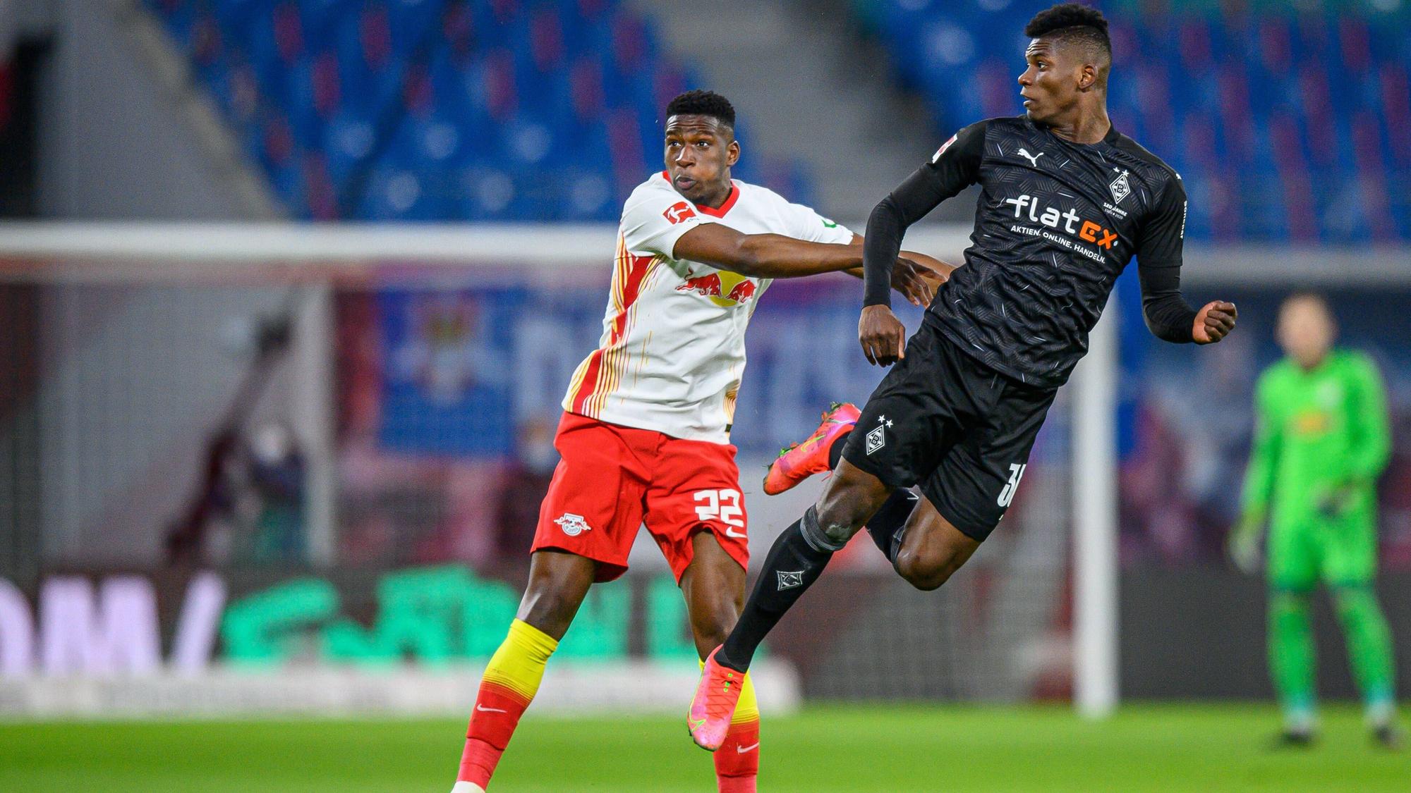 Leipzigs Nordi Mukiele (l.) drückt Breel Embolo (r.) von Borussia Mönchengladbach im Duell der beiden Teams am 27. Februar 2021 von sich.