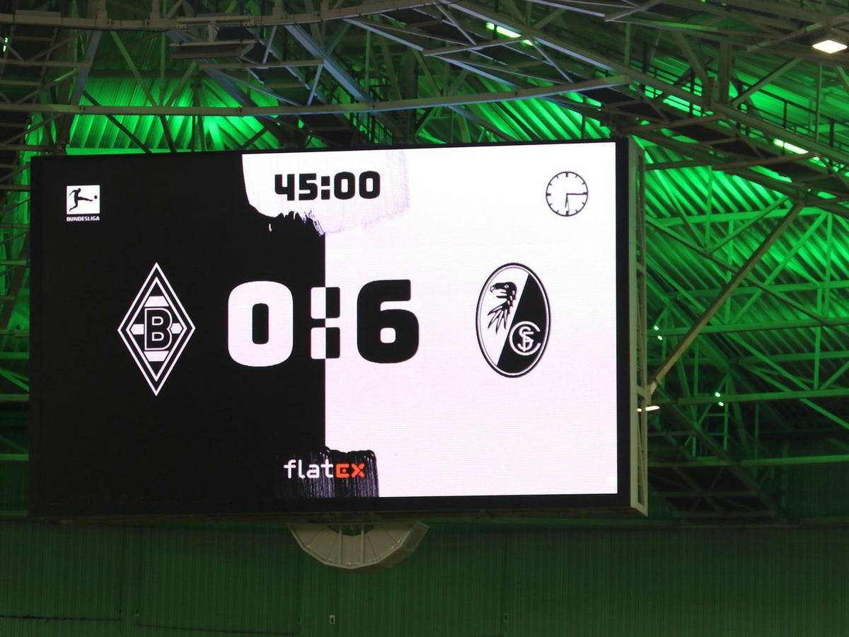 Die Anzeigetafel im Borussia-Park zeigt das bittere Endergebnis an, welches schon nach 37 Minuten besiegelt war. Borussia Mönchengladbach unterliegt dem SC Freiburg am 5. Dezember 2021 mit 0:6.