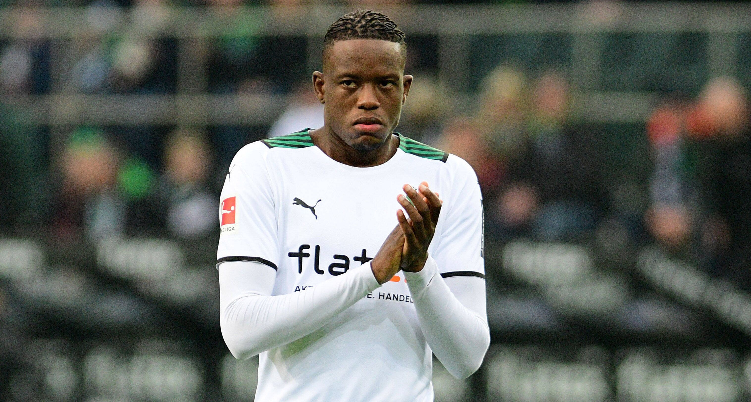 Der Schweizer Nationalspieler Denis Zakaria steht bei Borussia Mönchengladbach noch bis Sommer 2022 unter Vertrag. Auf diesem Foto ist er am 20. November 2021 im Borussia-Park zu sehen. Zakaria klatscht in die Hände.