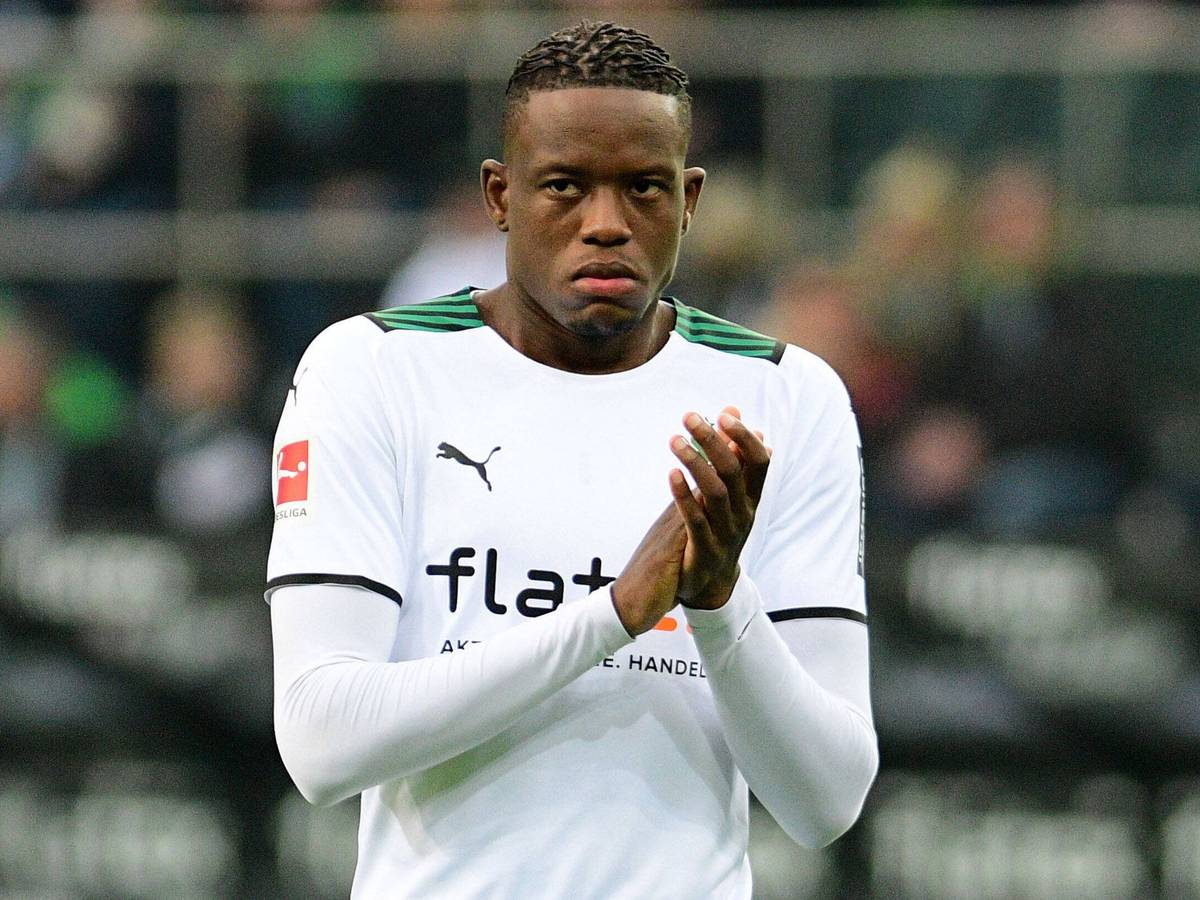 Ex-Gladbach-Profi Denis Zakaria kommt weiterhin bei seinem aktuellen Klub FC Chelsea nicht zum Zug. Auf diesem Bild ist der Mittelfeldspieler am 20. November 2021 im Borussia-Park zu sehen. Zakaria klatscht in die Hände.