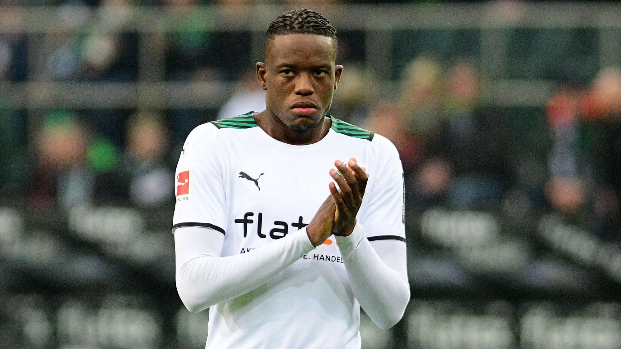 Ex-Gladbach-Profi Denis Zakaria kommt weiterhin bei seinem aktuellen Klub FC Chelsea nicht zum Zug. Auf diesem Bild ist der Mittelfeldspieler am 20. November 2021 im Borussia-Park zu sehen. Zakaria klatscht in die Hände.