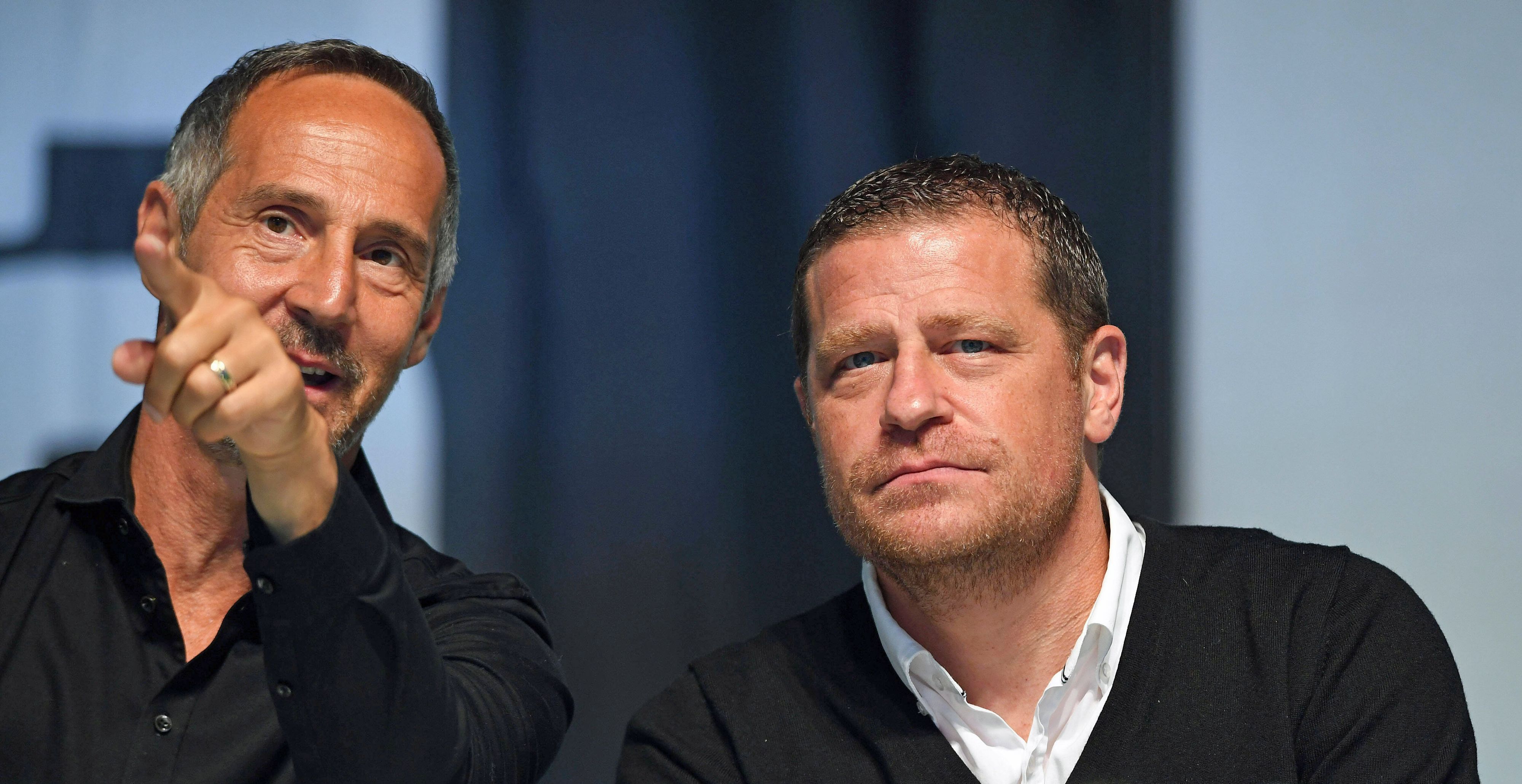 Cheftrainer Adi Hütter (l.) und Sportdirektor Max Eberl (r.) von Fußball-Bundesligist Borussia Mönchengladbach. Auf diesem Foto sind beiden auf der Mitgliederversammlung am 10. August 2021 im Borussia-Park zu sehen. Hütter zeigt mit seinem Finger Richtung Mitglieder, Eberl schaut aufmerksam zu.