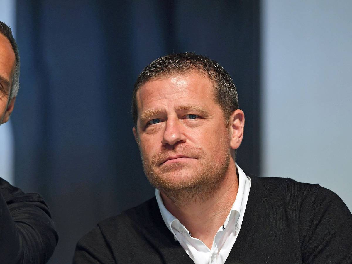 Cheftrainer Adi Hütter (l.) und Sportdirektor Max Eberl (r.) von Fußball-Bundesligist Borussia Mönchengladbach. Auf diesem Foto sind beiden auf der Mitgliederversammlung am 10. August 2021 im Borussia-Park zu sehen. Hütter zeigt mit seinem Finger Richtung Mitglieder, Eberl schaut aufmerksam zu.