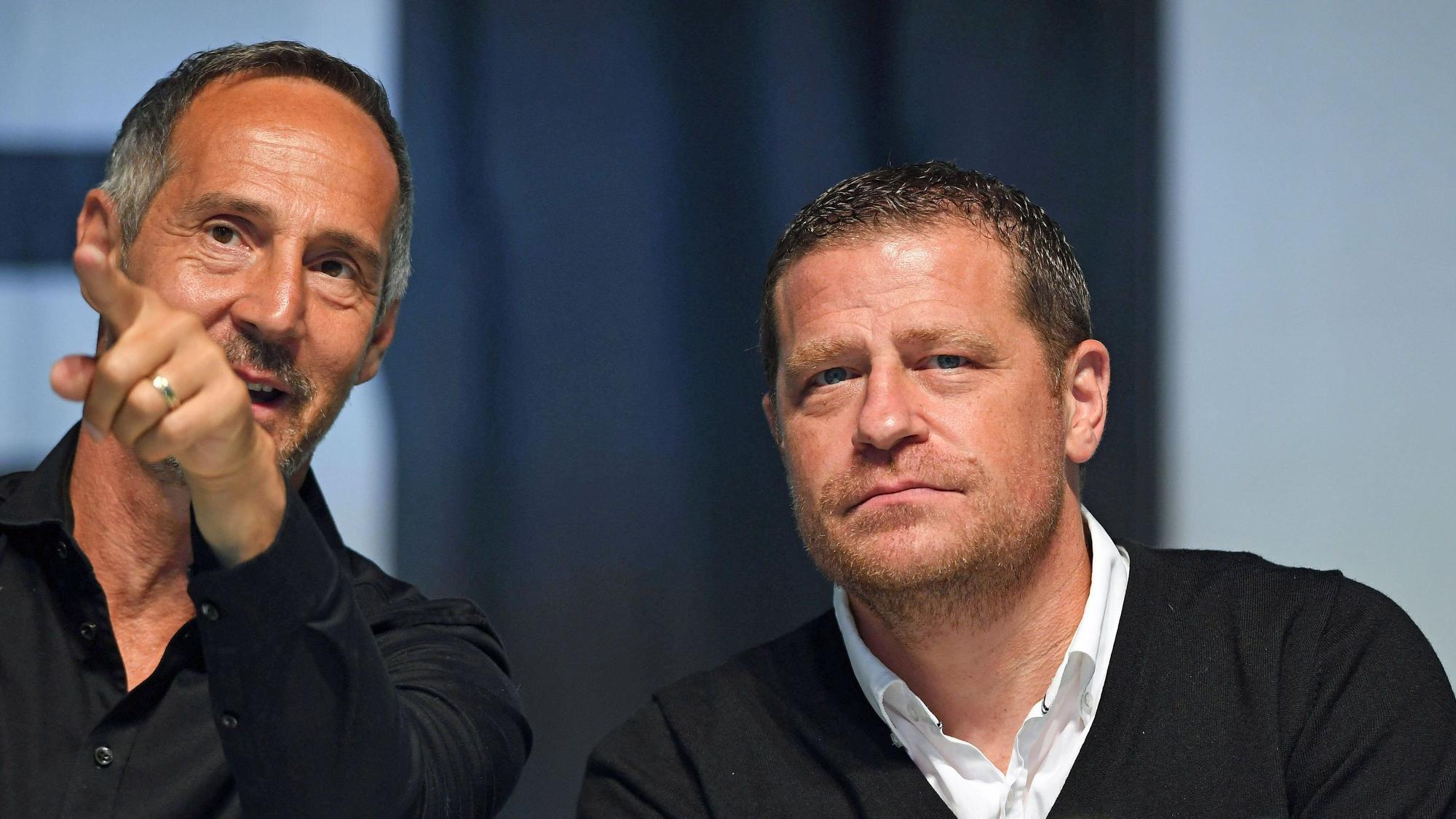 Cheftrainer Adi Hütter (l.) und Sportdirektor Max Eberl (r.) von Fußball-Bundesligist Borussia Mönchengladbach. Auf diesem Foto sind beiden auf der Mitgliederversammlung am 10. August 2021 im Borussia-Park zu sehen. Hütter zeigt mit seinem Finger Richtung Mitglieder, Eberl schaut aufmerksam zu.