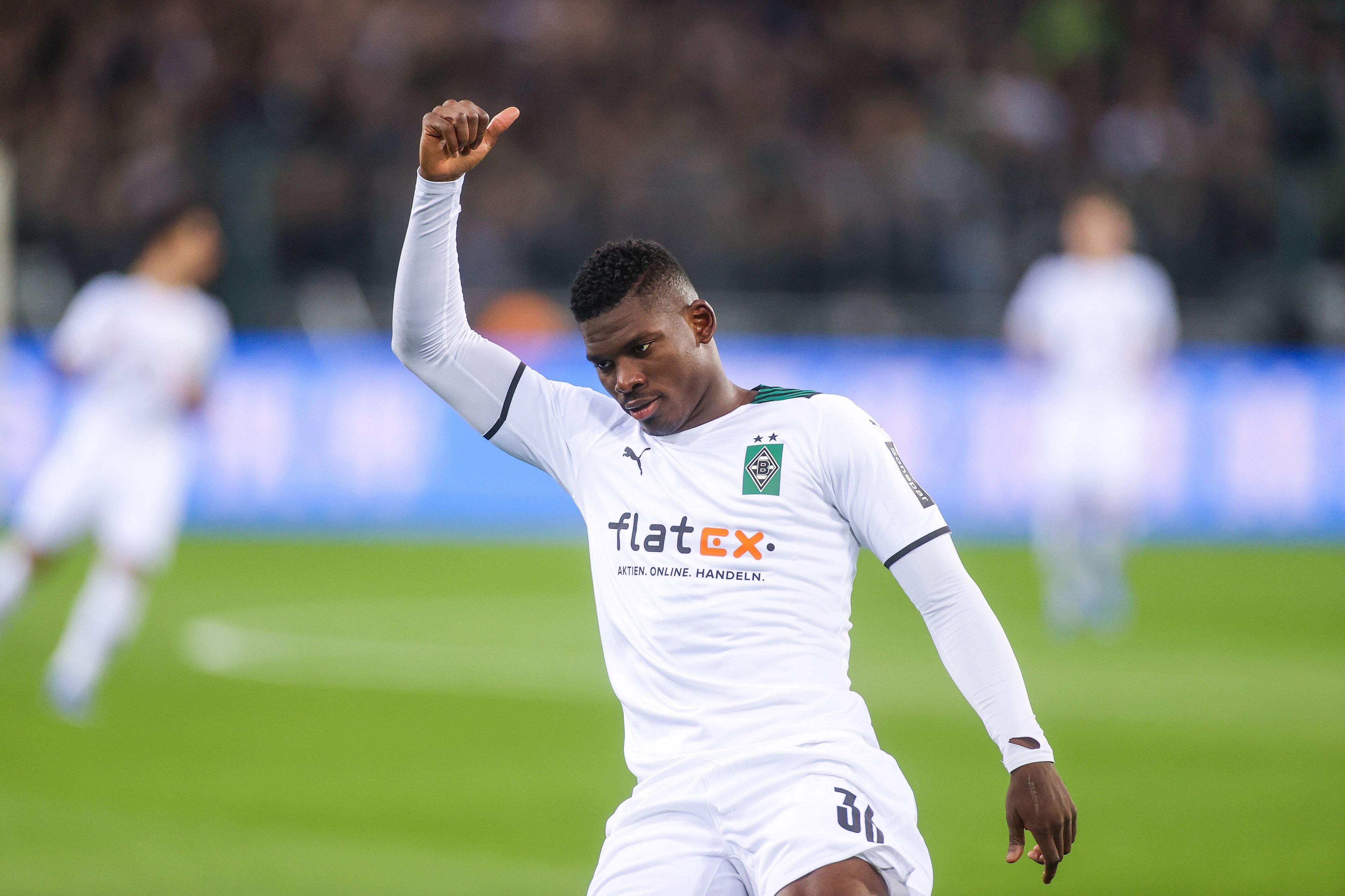Breel Embolo, Spieler von Borussia Mönchengladbach, zeigt am 31. Oktober 2021 beim Spiel gegen den VfL Bochum im Borussia-Park den Daumen nach oben.