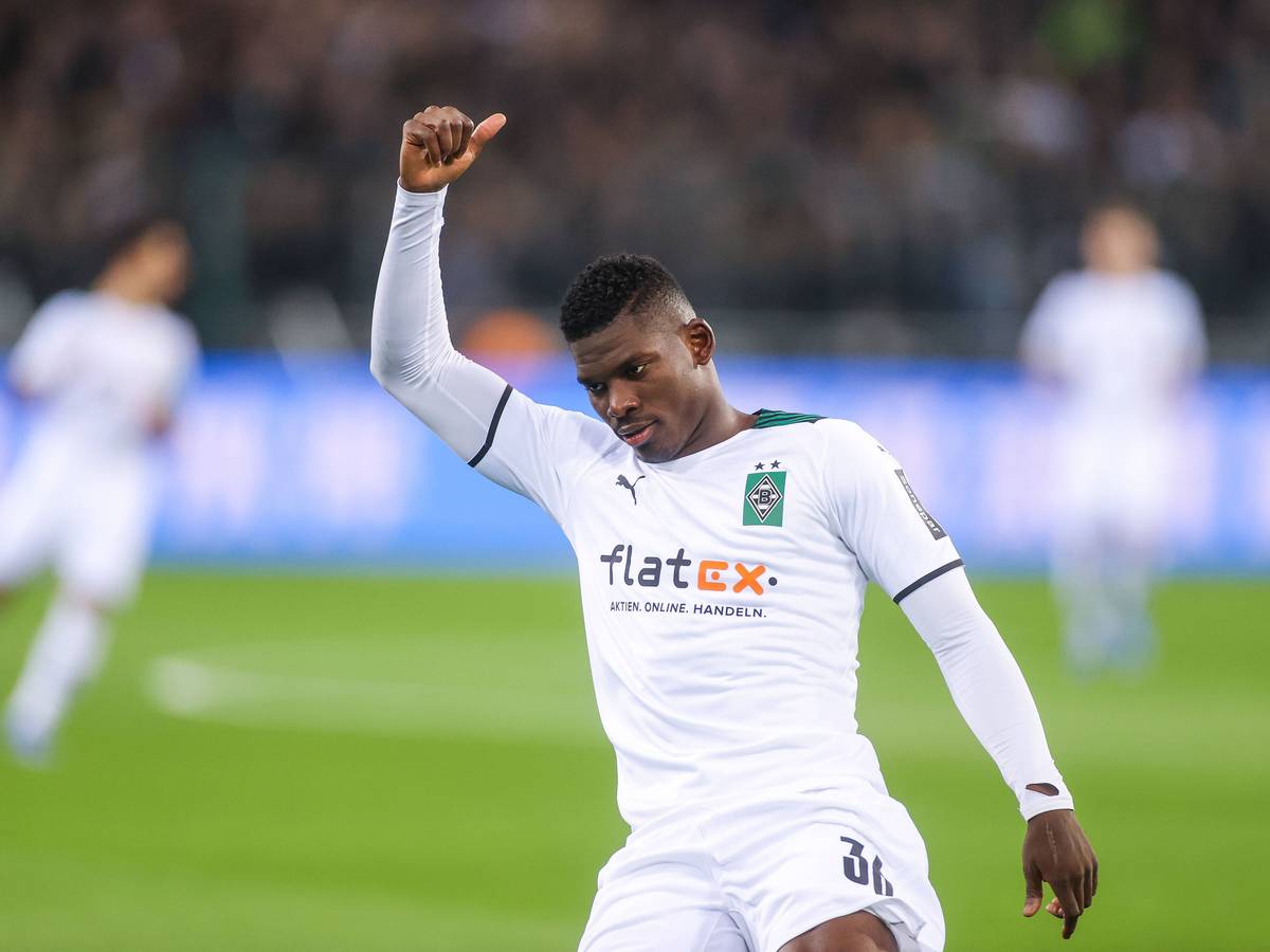 Breel Embolo, Spieler von Borussia Mönchengladbach, zeigt am 31. Oktober 2021 beim Spiel gegen den VfL Bochum im Borussia-Park den Daumen nach oben.