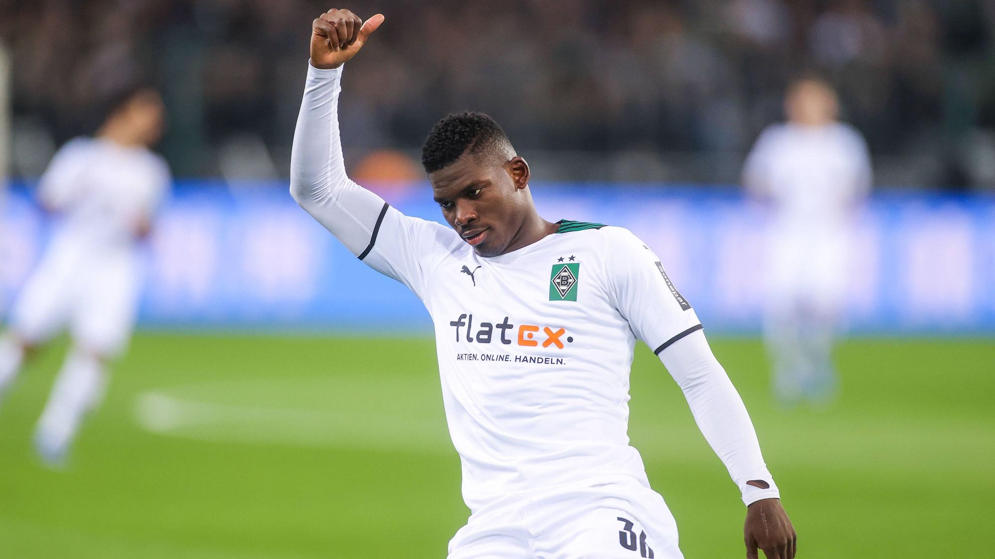 Breel Embolo, Spieler von Borussia Mönchengladbach, zeigt am 31. Oktober 2021 beim Spiel gegen den VfL Bochum im Borussia-Park den Daumen nach oben.
