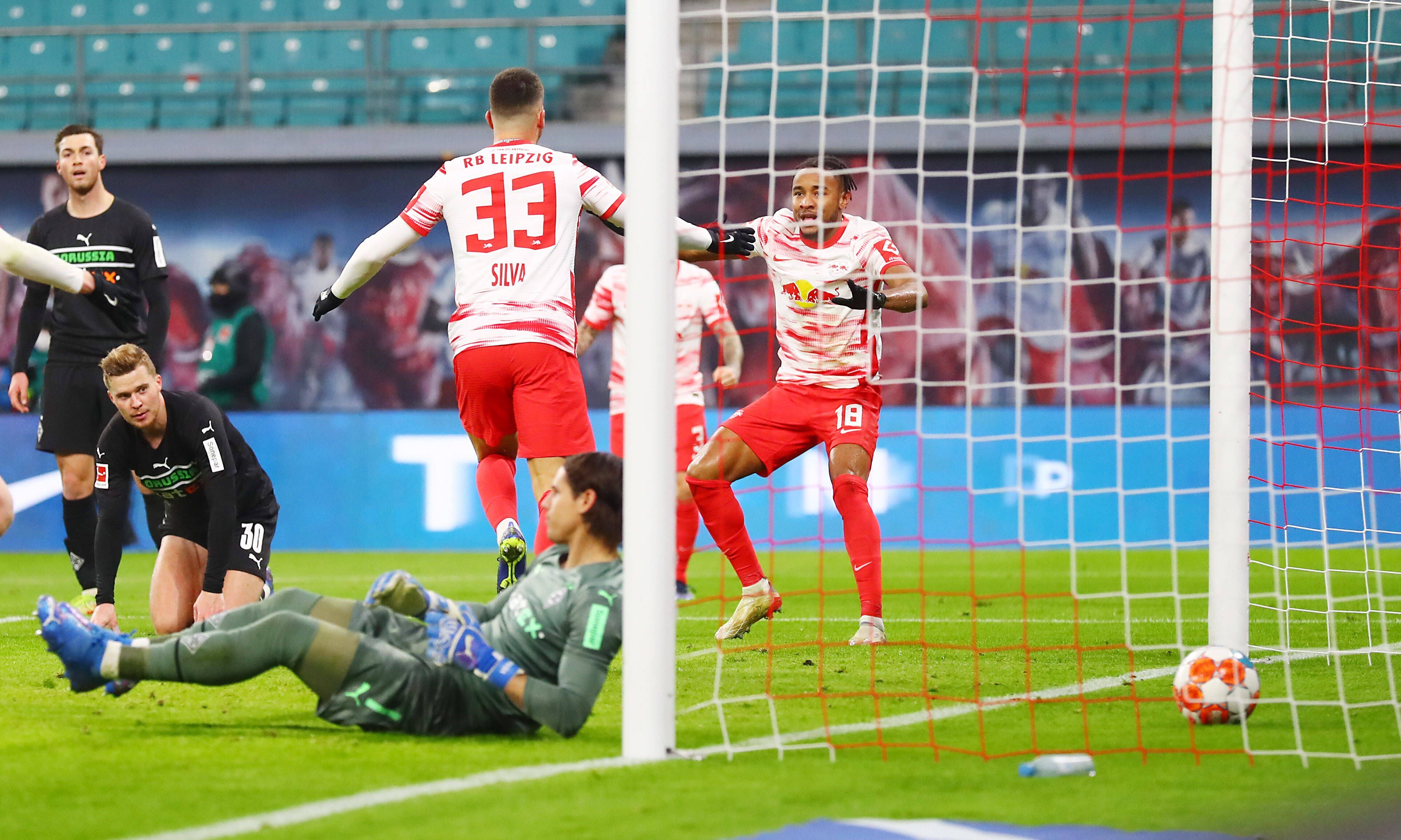 Der Ball liegt im Gladbacher Tor, die Spieler von RB jubeln, die Fohlen hingegen sind am Boden. Eine Szene aus dem Bundesliga-Duell zwischen Leipzig und Mönchengladbach am 11. Dezember 2021. Yann Sommer und Nico Elvedi sind geschlagen.