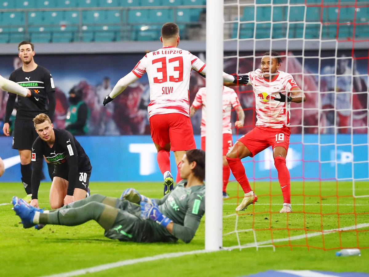 Der Ball liegt im Gladbacher Tor, die Spieler von RB jubeln, die Fohlen hingegen sind am Boden. Eine Szene aus dem Bundesliga-Duell zwischen Leipzig und Mönchengladbach am 11. Dezember 2021. Yann Sommer und Nico Elvedi sind geschlagen.