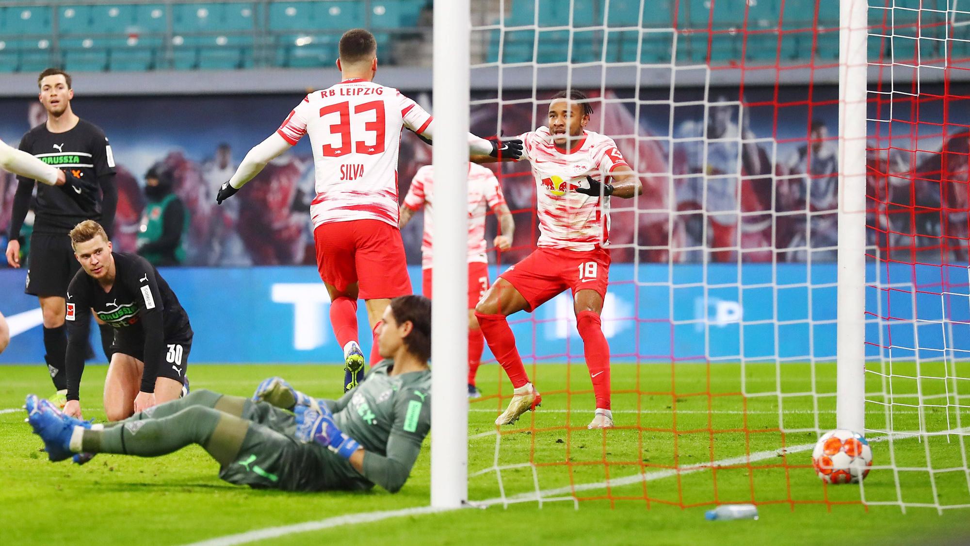 Der Ball liegt im Gladbacher Tor, die Spieler von RB jubeln, die Fohlen hingegen sind am Boden. Eine Szene aus dem Bundesliga-Duell zwischen Leipzig und Mönchengladbach am 11. Dezember 2021. Yann Sommer und Nico Elvedi sind geschlagen.