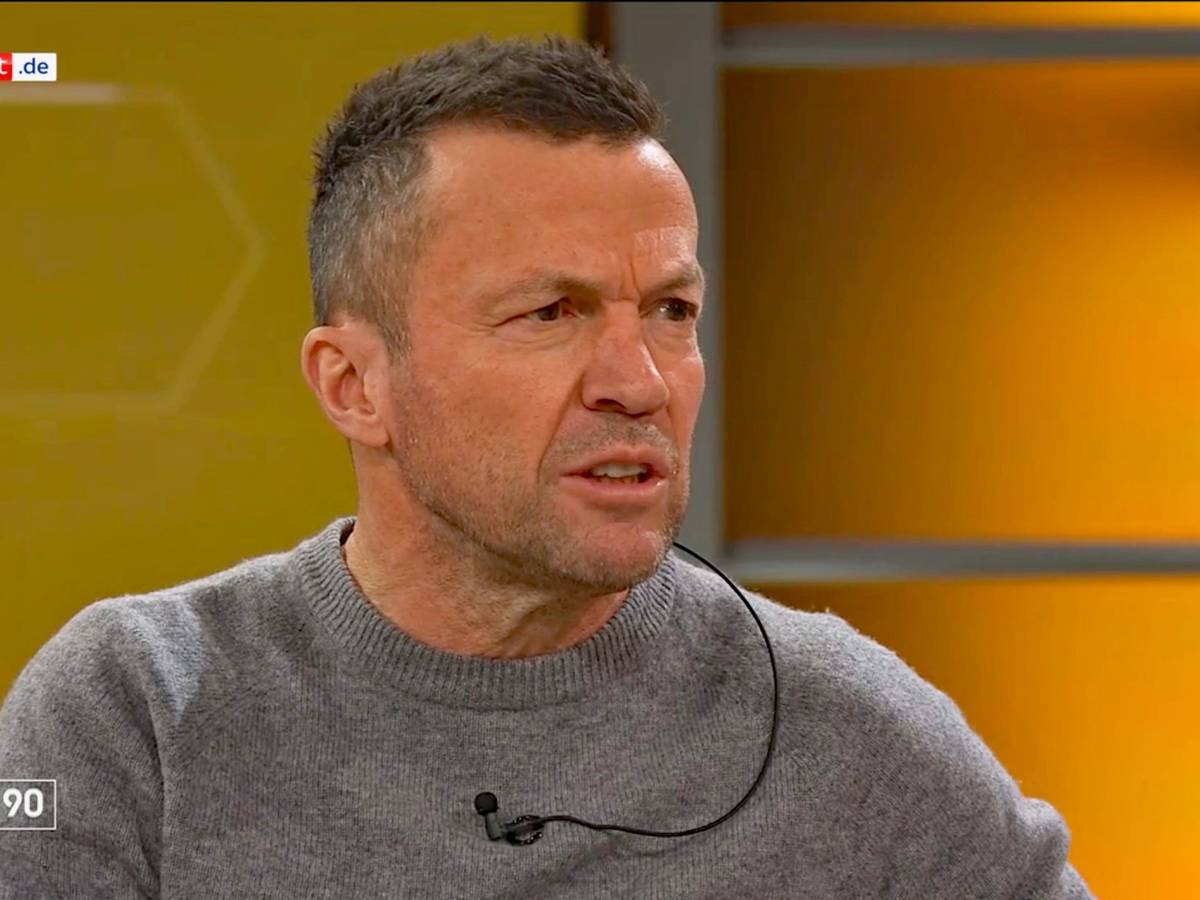 Lothar Matthäus, Weltmeister und Weltfußballer, hat sich in der „Sky“-Fernsehsendung „Sky90“ am Sonntag (12. Dezember 2021) zur aktuellen Krisensituation bei Borussia Mönchengladbach geäußert. Matthäus blickt zum Moderator.