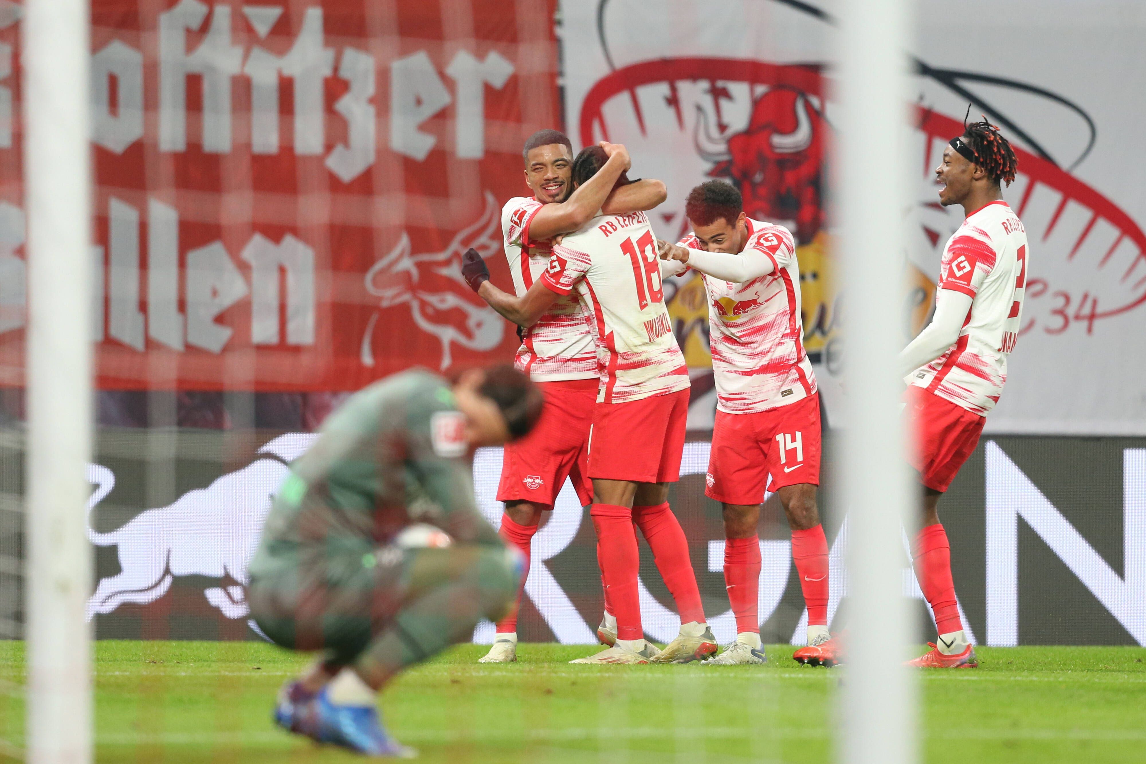 Gladbach-Torhüter Yann Sommer am Boden, derweil jubeln die Spieler von RB Leipzig über einen Treffer im Bundesliga-Duell am 11. Dezember 2021. Ein Foto mit Symbolcharakter für die sportliche Krise der Fohlen-Elf in diesen Tagen. Sommer blickt in der Hocke niedergeschlagen auf den Boden.Trag