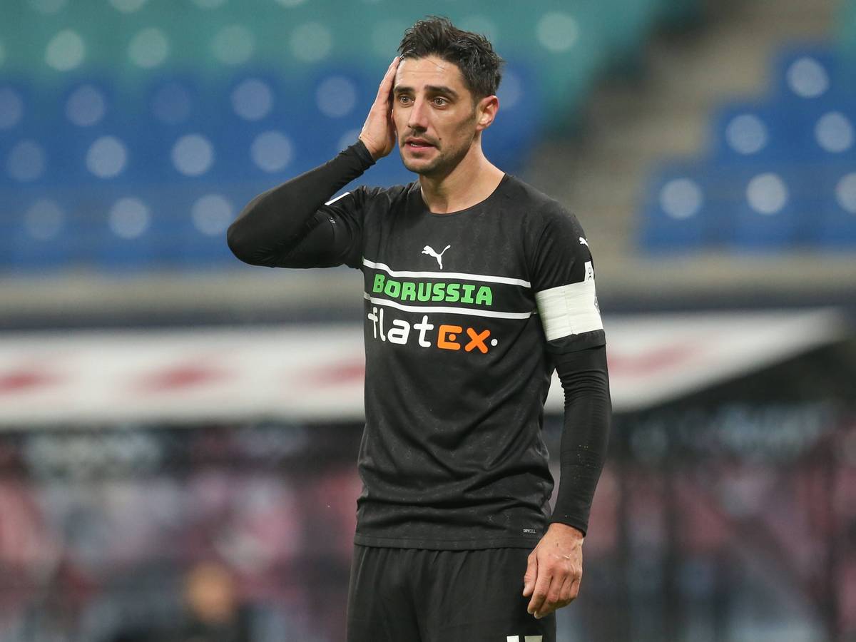 Lars Stindl, Kapitän von Borussia Mönchengladbach schaut am 11. Dezember 2021 enttaeuscht nach der Niederlage bei RB Leipzig.