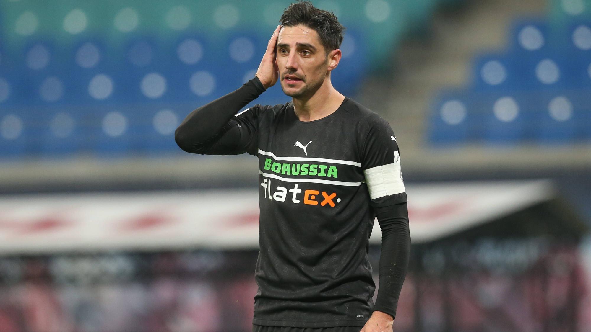 Lars Stindl, Kapitän von Borussia Mönchengladbach schaut am 11. Dezember 2021 enttaeuscht nach der Niederlage bei RB Leipzig.