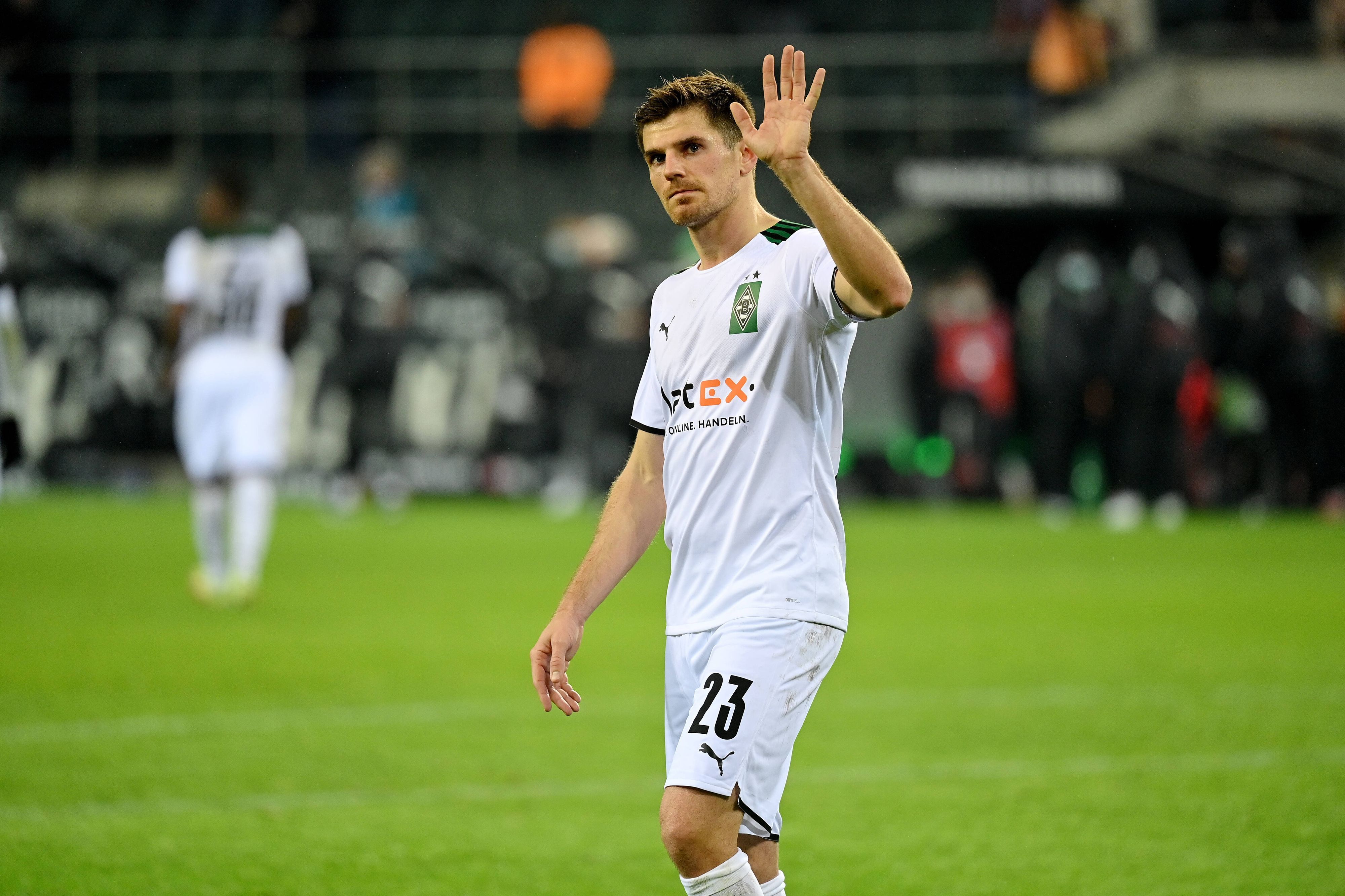 Jonas Hofmann von Borussia Mönchengladbach, hier am 5. Dezember 2021, winkt mit enttäuschtem Blick ins Publikum.