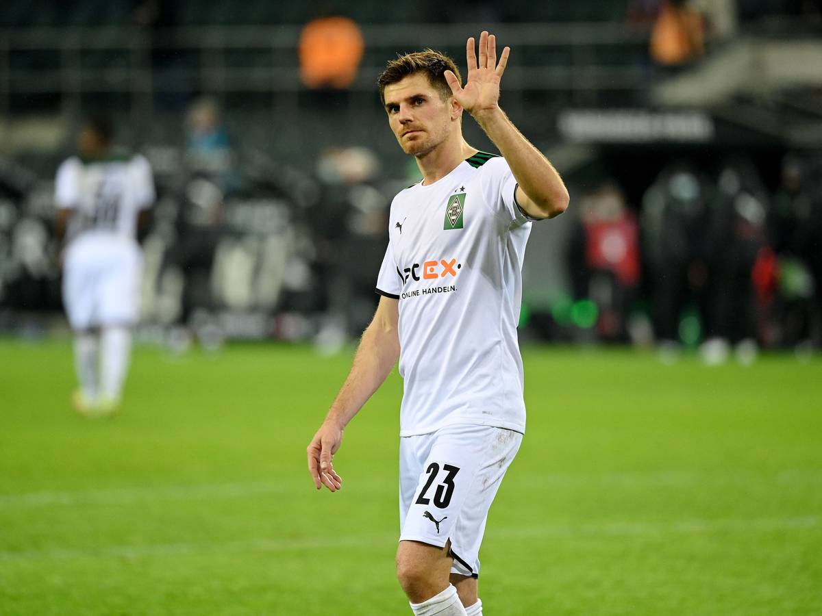 Jonas Hofmann von Borussia Mönchengladbach, hier am 5. Dezember 2021, winkt mit enttäuschtem Blick ins Publikum.