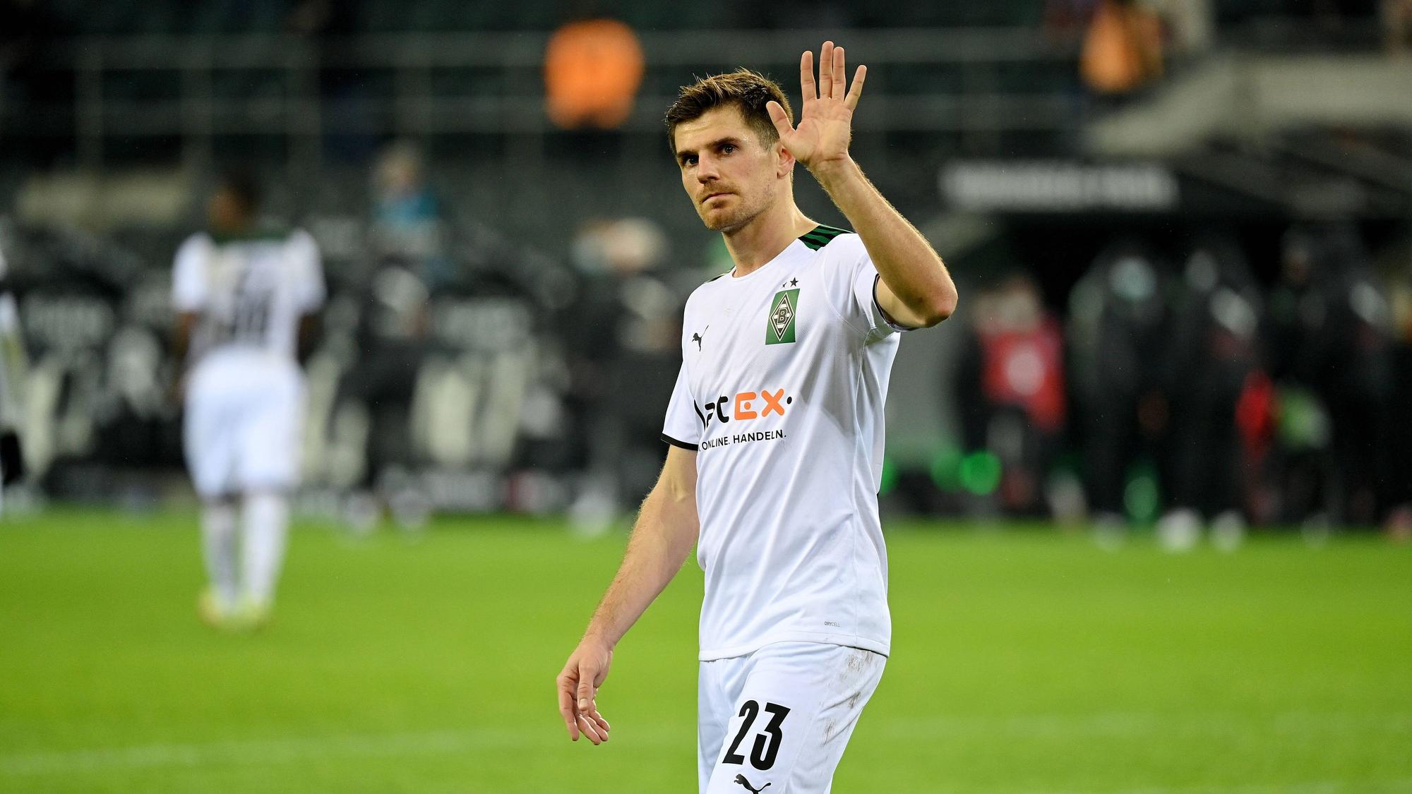 Jonas Hofmann von Borussia Mönchengladbach, hier am 5. Dezember 2021, winkt mit enttäuschtem Blick ins Publikum.