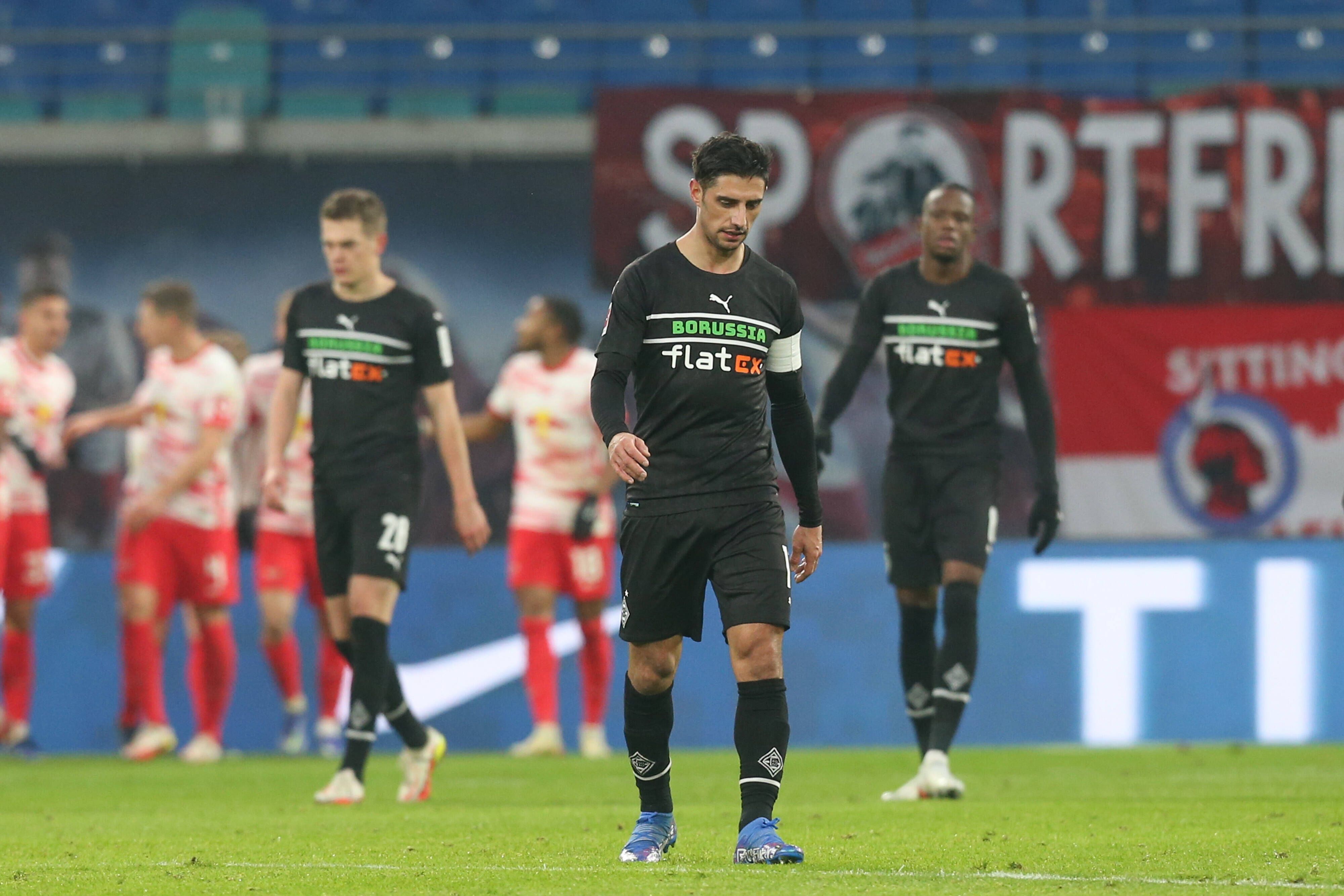 Matthias Ginter, Lars Stindl und Denis Zakaria (v.l.n.r.) von Borussia Mönchengladbach haben hängende Köpfe bei der 1:4-Niederlage in Leipzig.