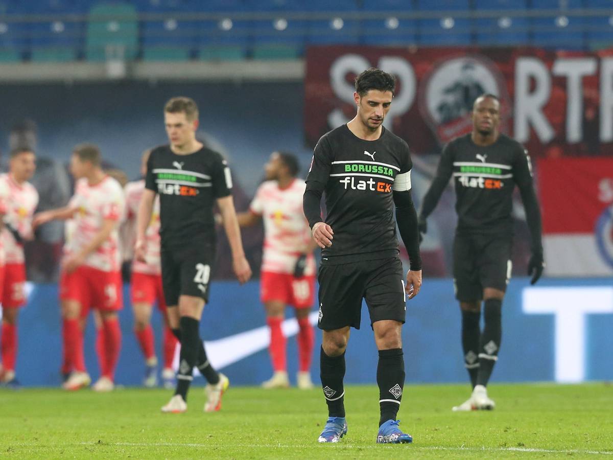 Matthias Ginter, Lars Stindl und Denis Zakaria (v.l.n.r.) von Borussia Mönchengladbach haben hängende Köpfe bei der 1:4-Niederlage in Leipzig.