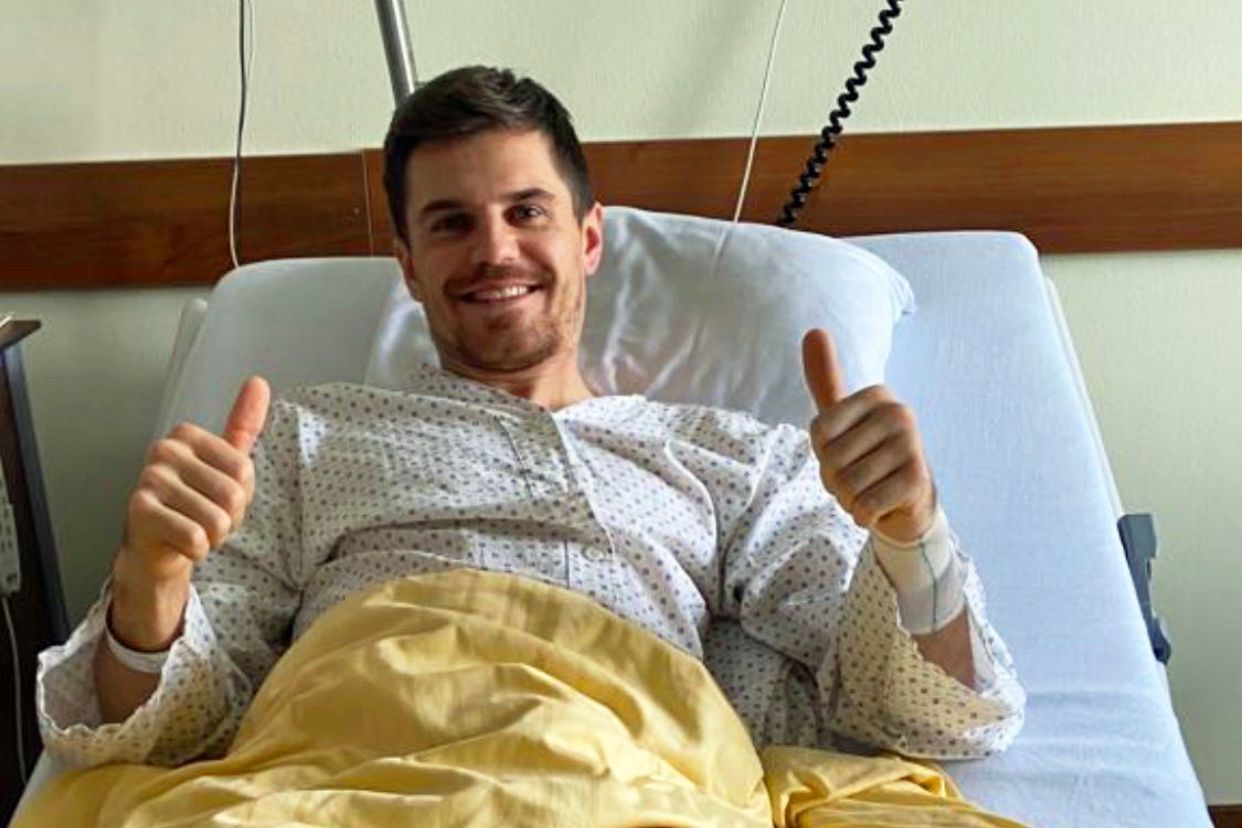 Jonas Hofmann, Spieler von Fußball-Bundesligist Borussia Mönchengladbach, veröffentlicht am 14. Dezember 2021 auf seinem Instagram-Account ein Foto, welches ihn wohlauf nach einer zuvor erfolgten Operation am Knie zeigt. Der Nationalspieler macht die Daumen-hoch-Geste.