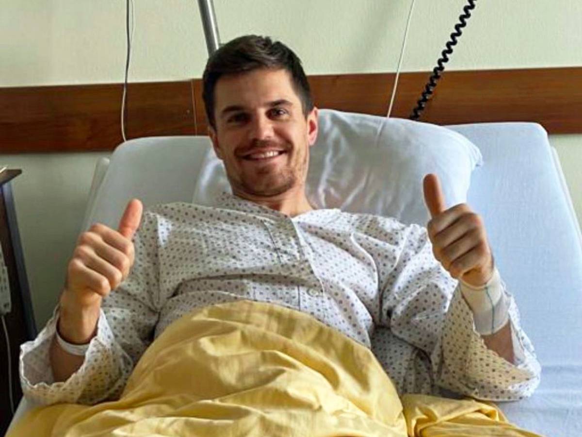 Jonas Hofmann, Spieler von Fußball-Bundesligist Borussia Mönchengladbach, veröffentlicht am 14. Dezember 2021 auf seinem Instagram-Account ein Foto, welches ihn wohlauf nach einer zuvor erfolgten Operation am Knie zeigt. Der Nationalspieler macht die Daumen-hoch-Geste.