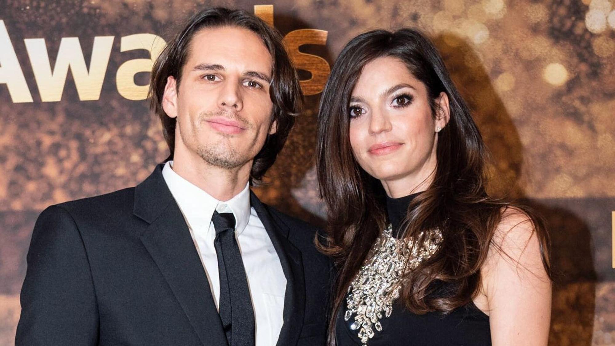 Yann Sommer, Torhüter von Fußball-Bundesligist Borussia Mönchengladbach, ist gemeinsam mit seiner Frau Alina am 12. Dezember 2021 bei den Swiss Sports Awards 2021 in Zürich zu Gast gewesen. Sommer und seine Frau schauen in die Kamera.