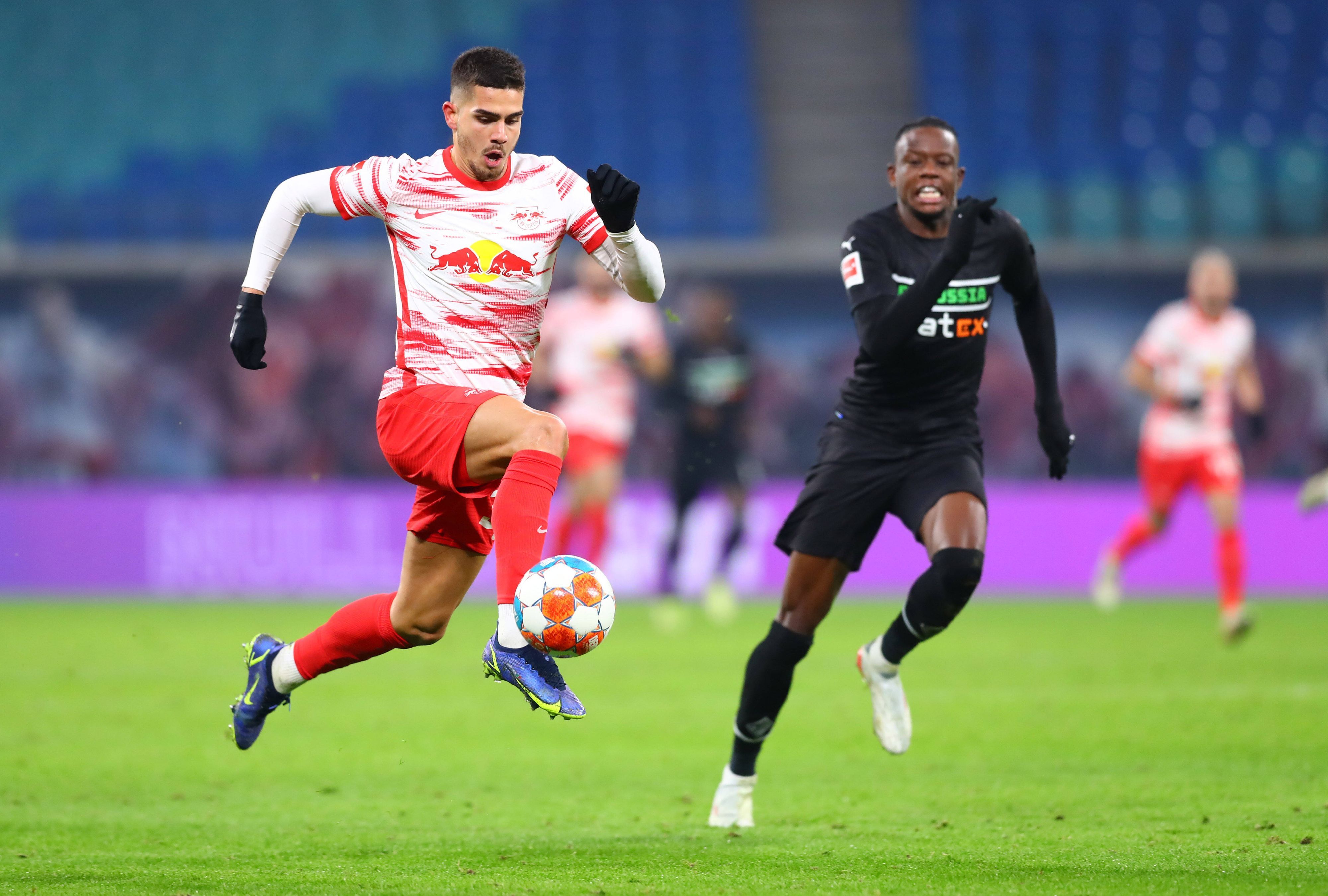 Gladbach-Profi Denis Zakaria läuft RB-Leipzig-Stürmer Andre Silva hinterher. Eine Szene aus dem Bundesliga-Duell zwischen beiden Vereinen am 11. Dezember 2021. Silva sprintet mit Ball, Zakaria ohne.